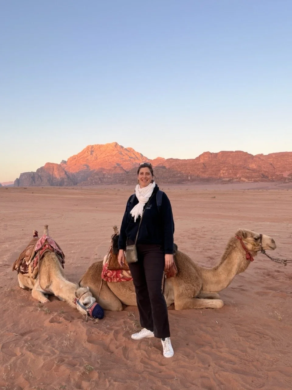 Julie devant des dromadaires dans le désert du Wadi Rum - escale créative en Jordanie