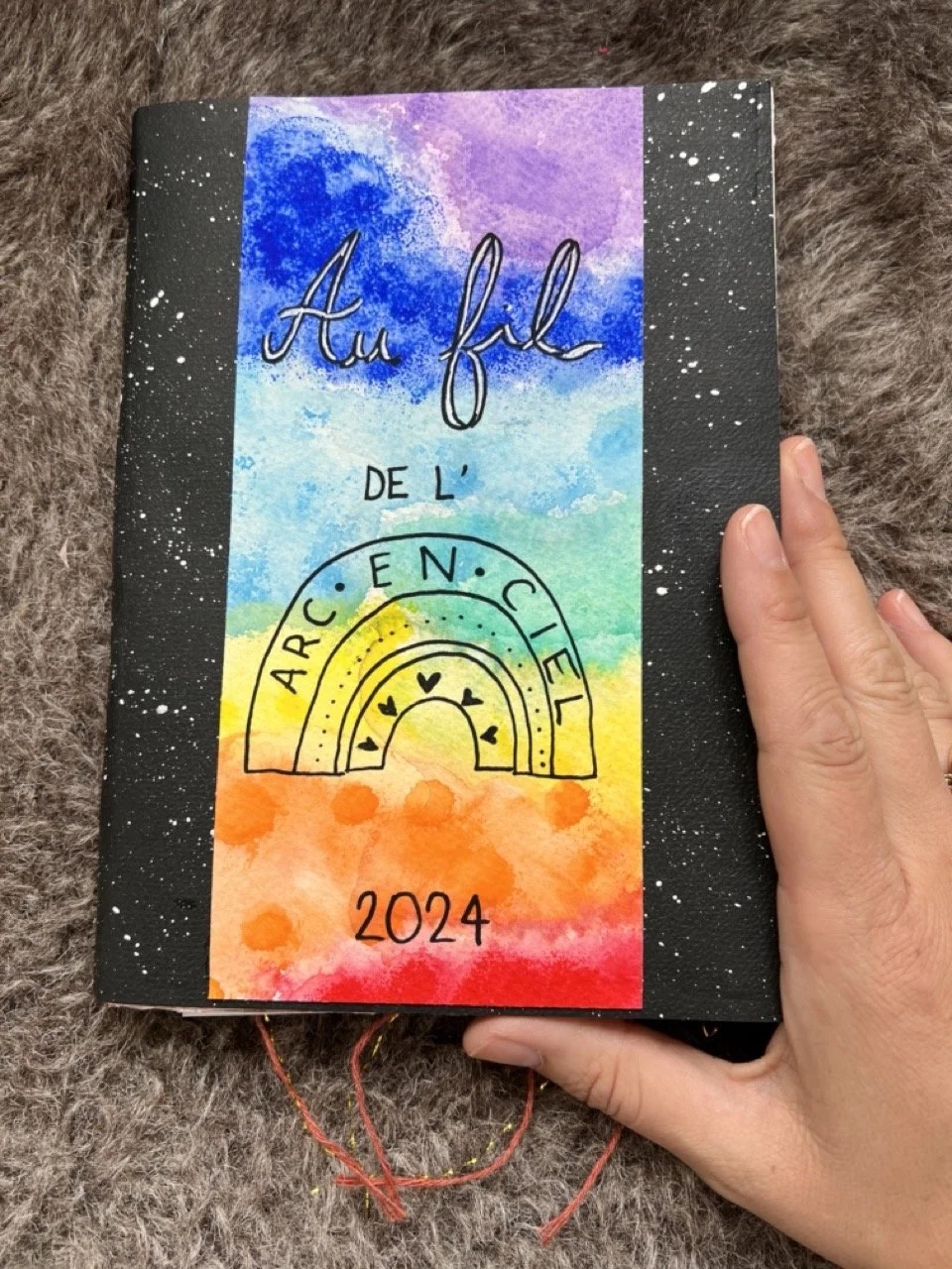 carnet totem au fil des couleurs de l'arc en ciel cycle d'ateliers de journal créatif.jpeg