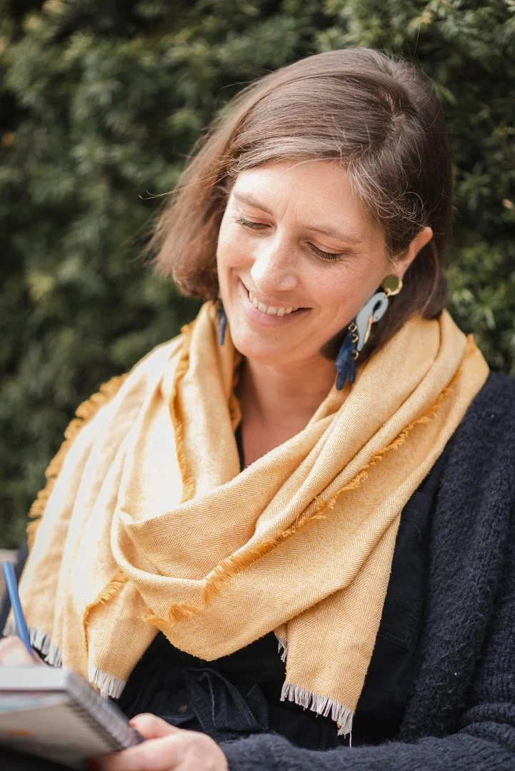 Julie de Hults - fondatrice de Passeport pour Soi en train de faire du journal créatif
