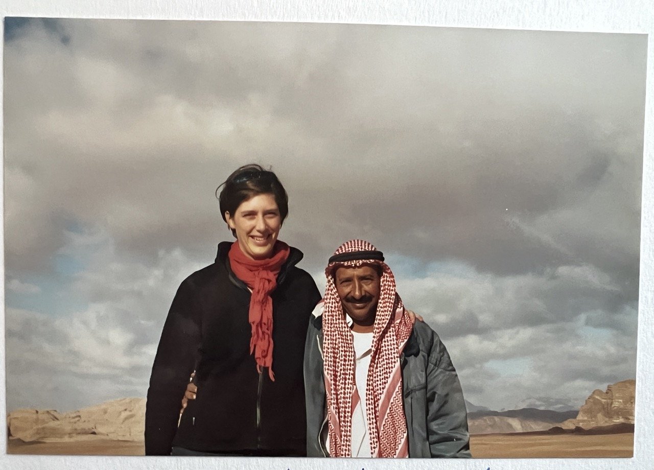 Escale créative en Jordanie - Julie et un bédouin dans un désert du Wadi Rum