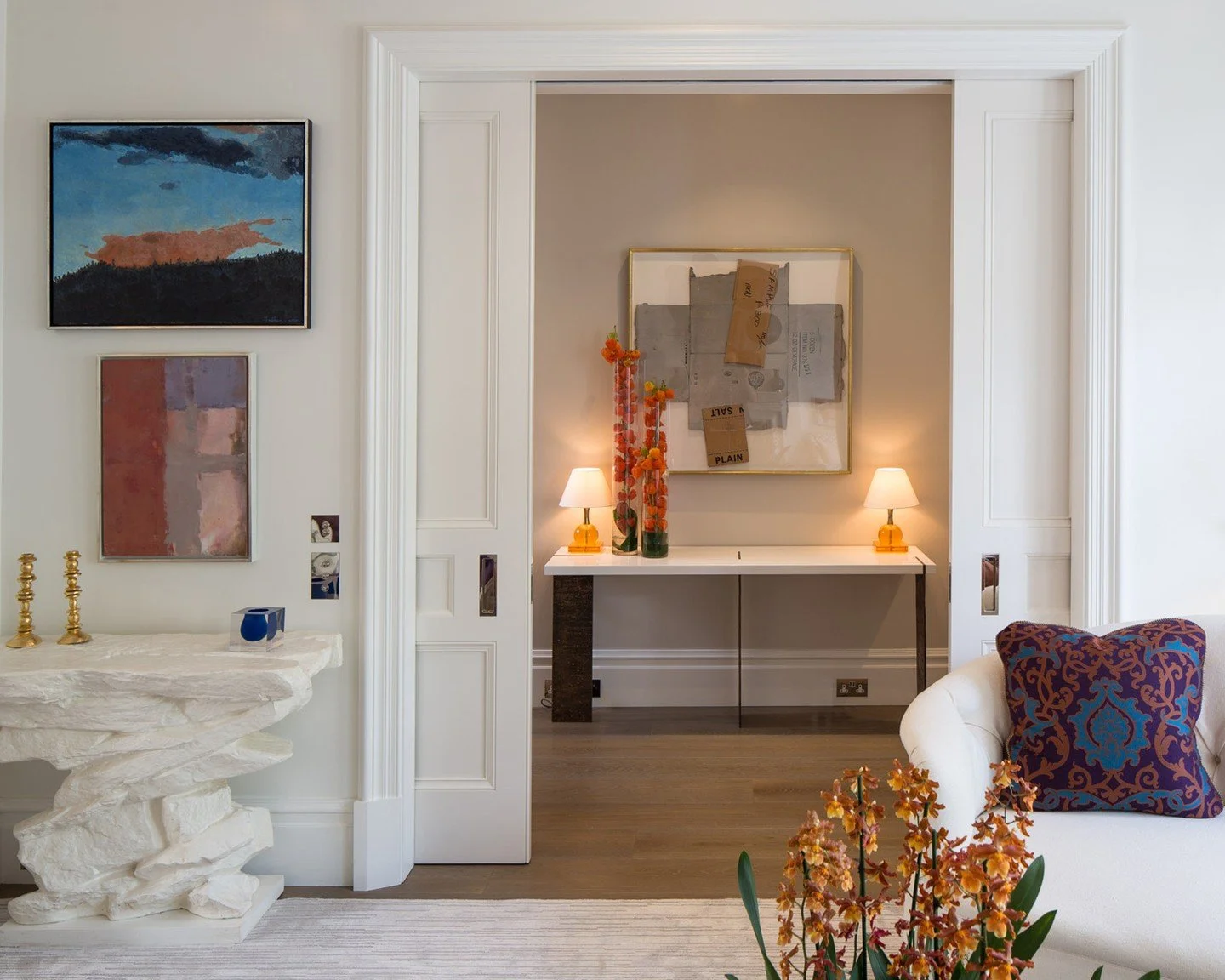 Pale walls, soft light.
A hallway that connects, not just links.
Art, placement, rhythm. 

_
Mouldings chosen from the immense historical library of @atkeyandco