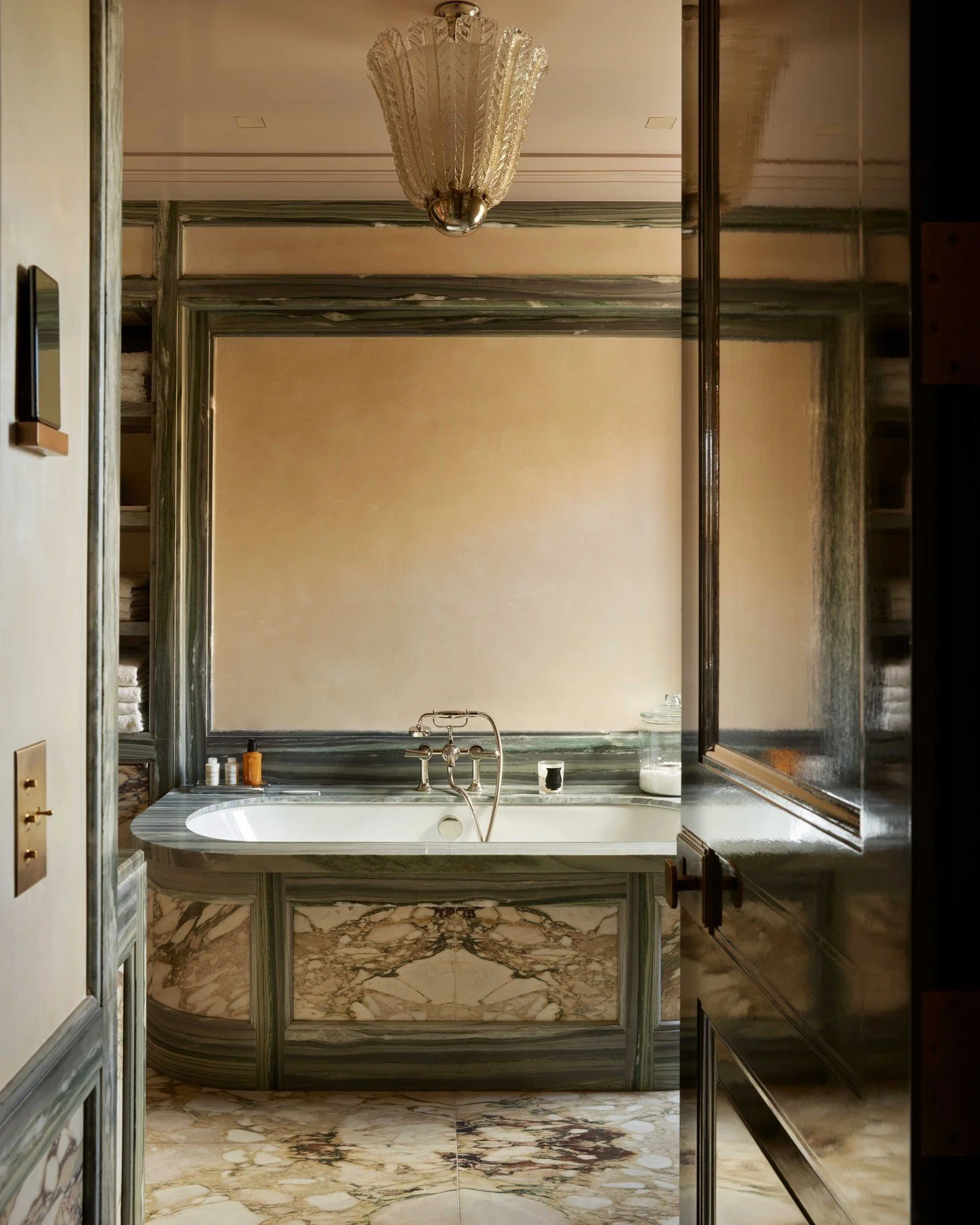 A shot from a Holland Park project where we collaborated with @stevengambrel
Exacting  and exquisite  detailing. 

-
stonework - @tudorstoneworkltd
switches - @maisonmeljac
intergration - @ideaworksgroup