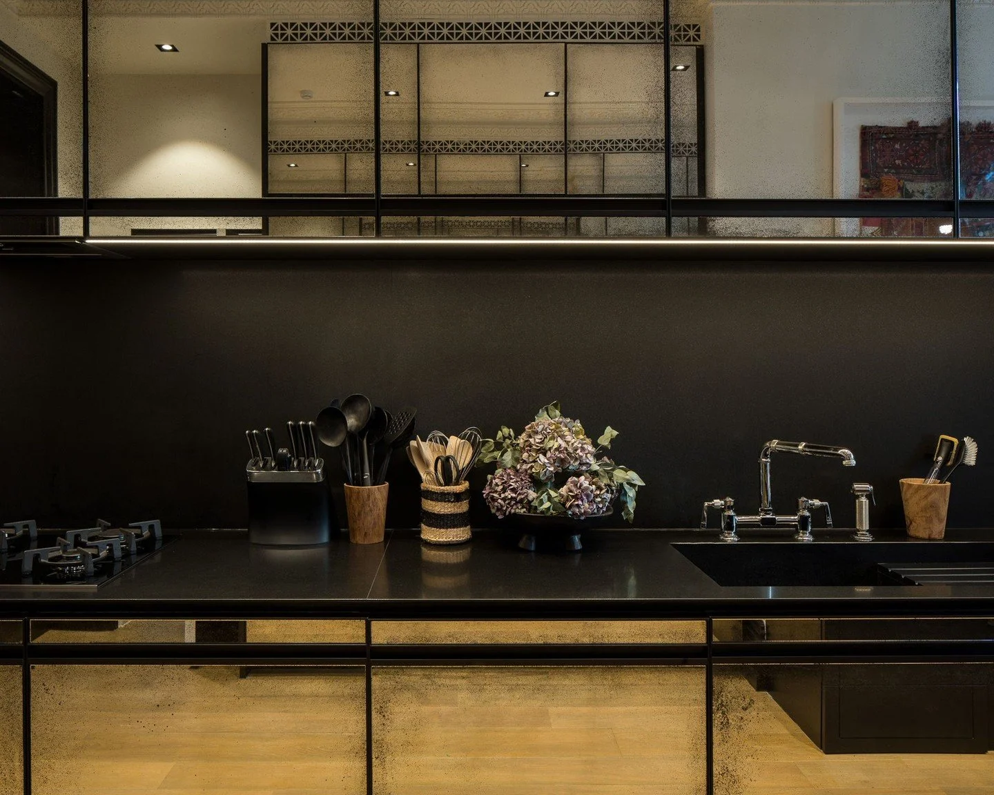 Black, Mirror. From a collaboration in Notting Hill with @federicapalaciosdesign 

-
Mirror -  @dominicschuster 
Kitchen manufacture @philipdowse