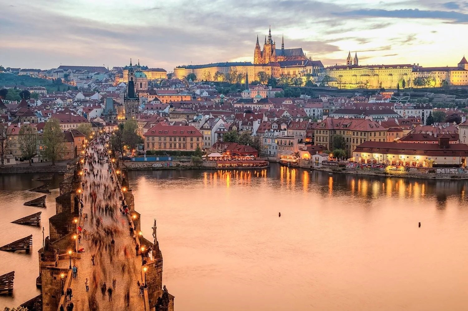 Charles-Bridge-bigger-Prague-Czech-Republic-Gray-Line-Worldwide.jpg
