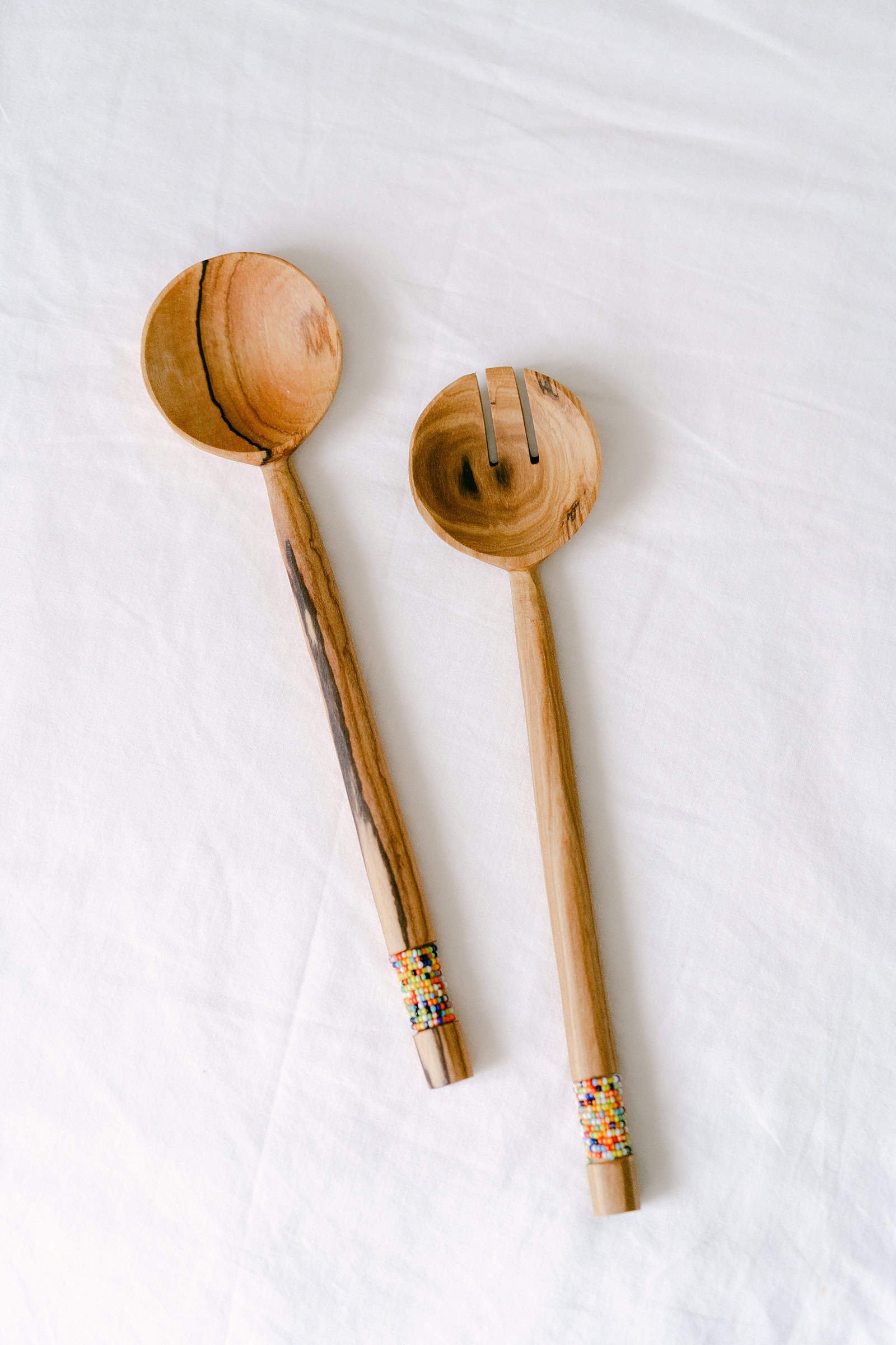 Holz-Salatbesteck-mit-massai-perlen-schmuck-griffen_1.jpg
