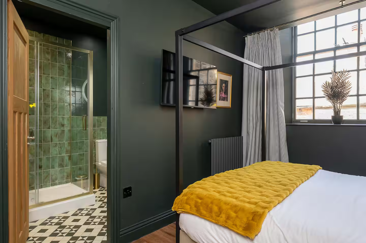 flat 4 - bed to en suite.png