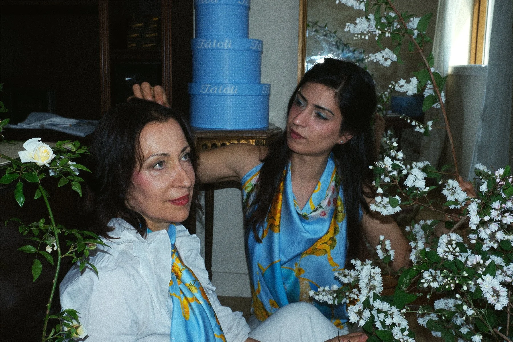 Deer_campagin_fátoli_blue_silk_scarf_styling.jpg