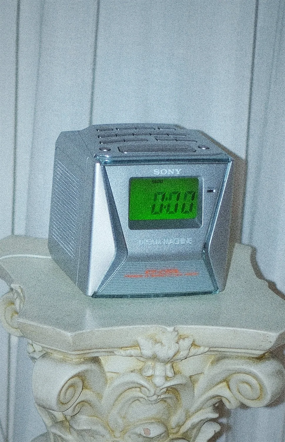 Fátoli-womenswear-editorial-clock-y2k.jpg