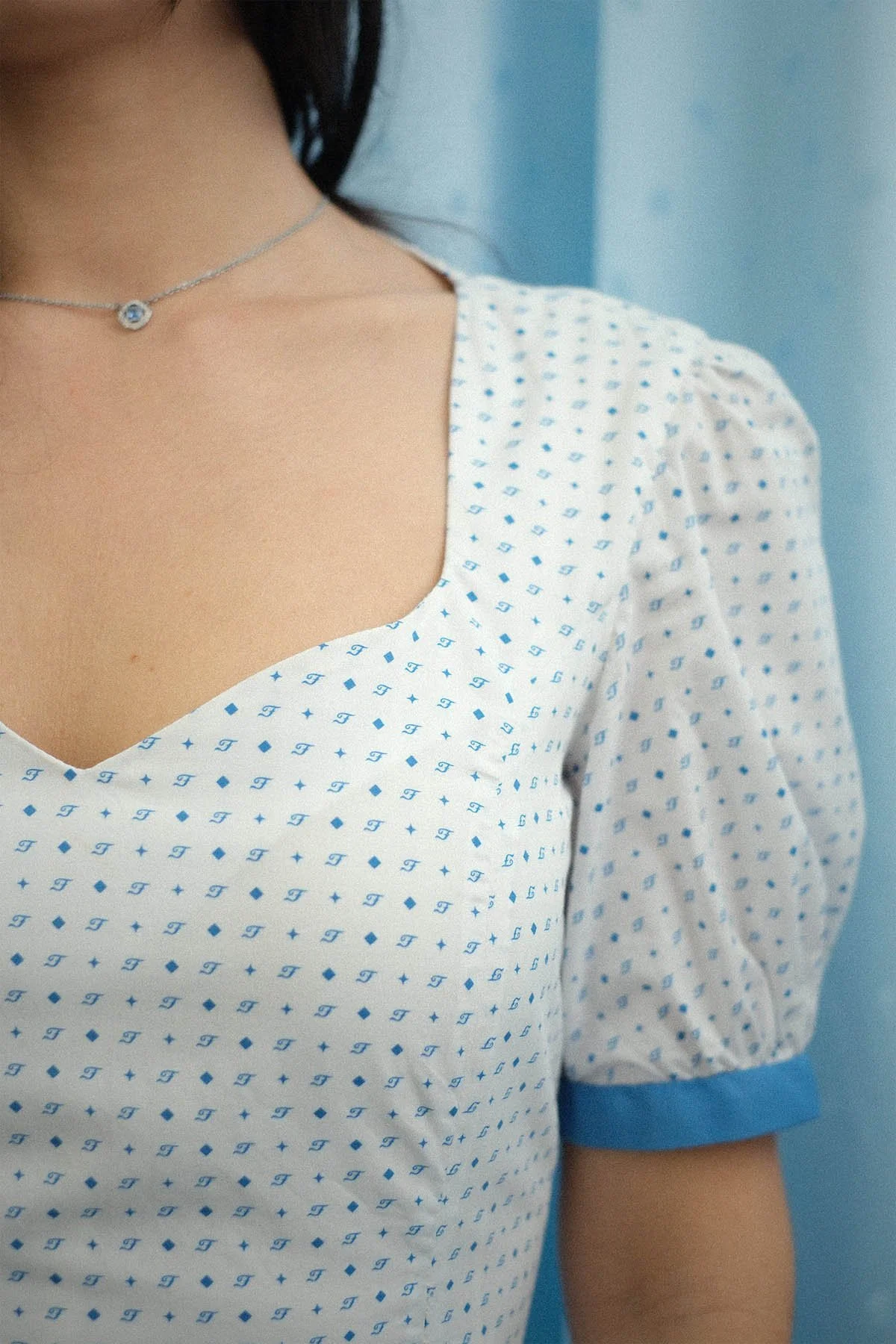 Blue_fátoli_polka_pacha_dress_neckline.jpg