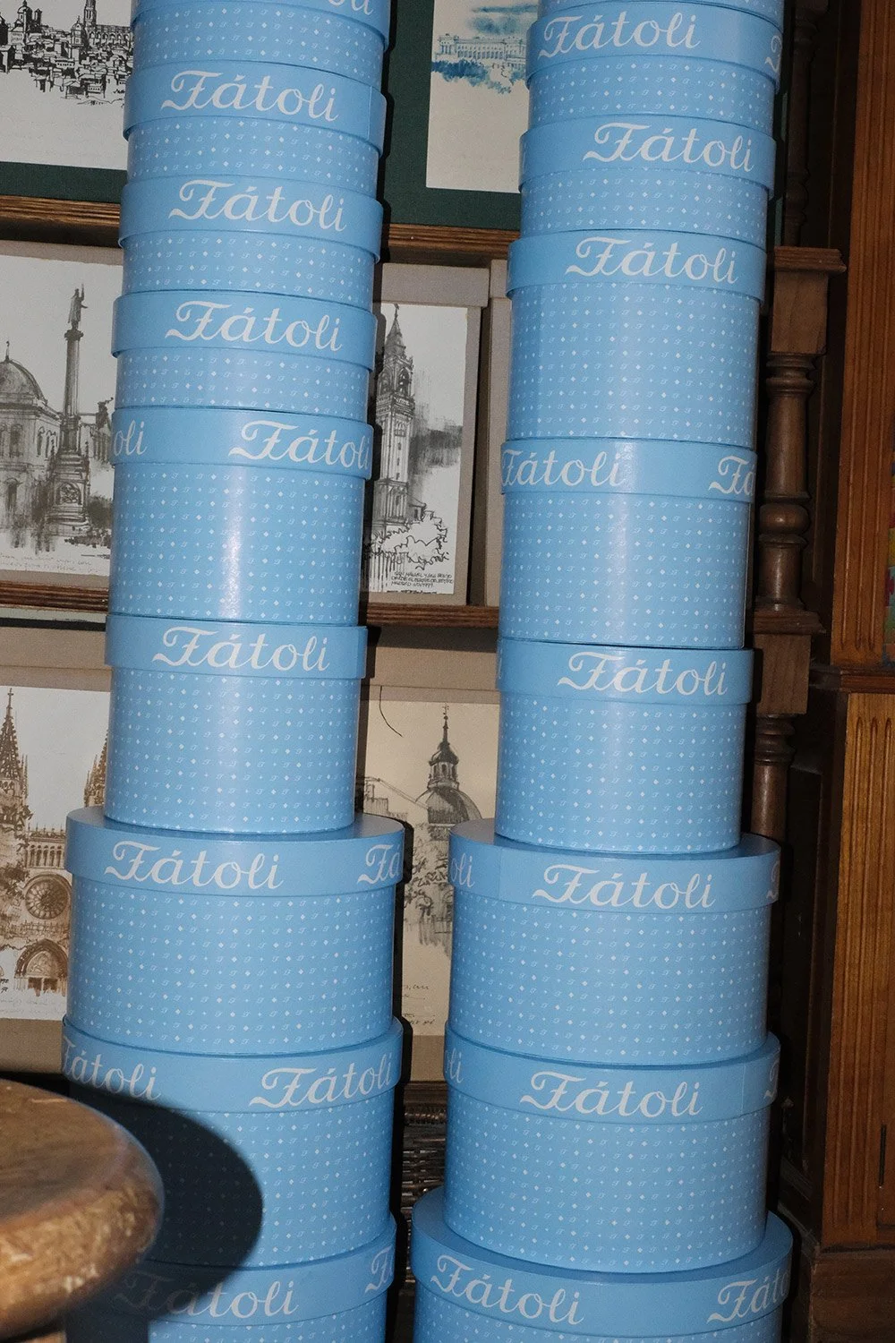 Fátoli round boxes stacked.