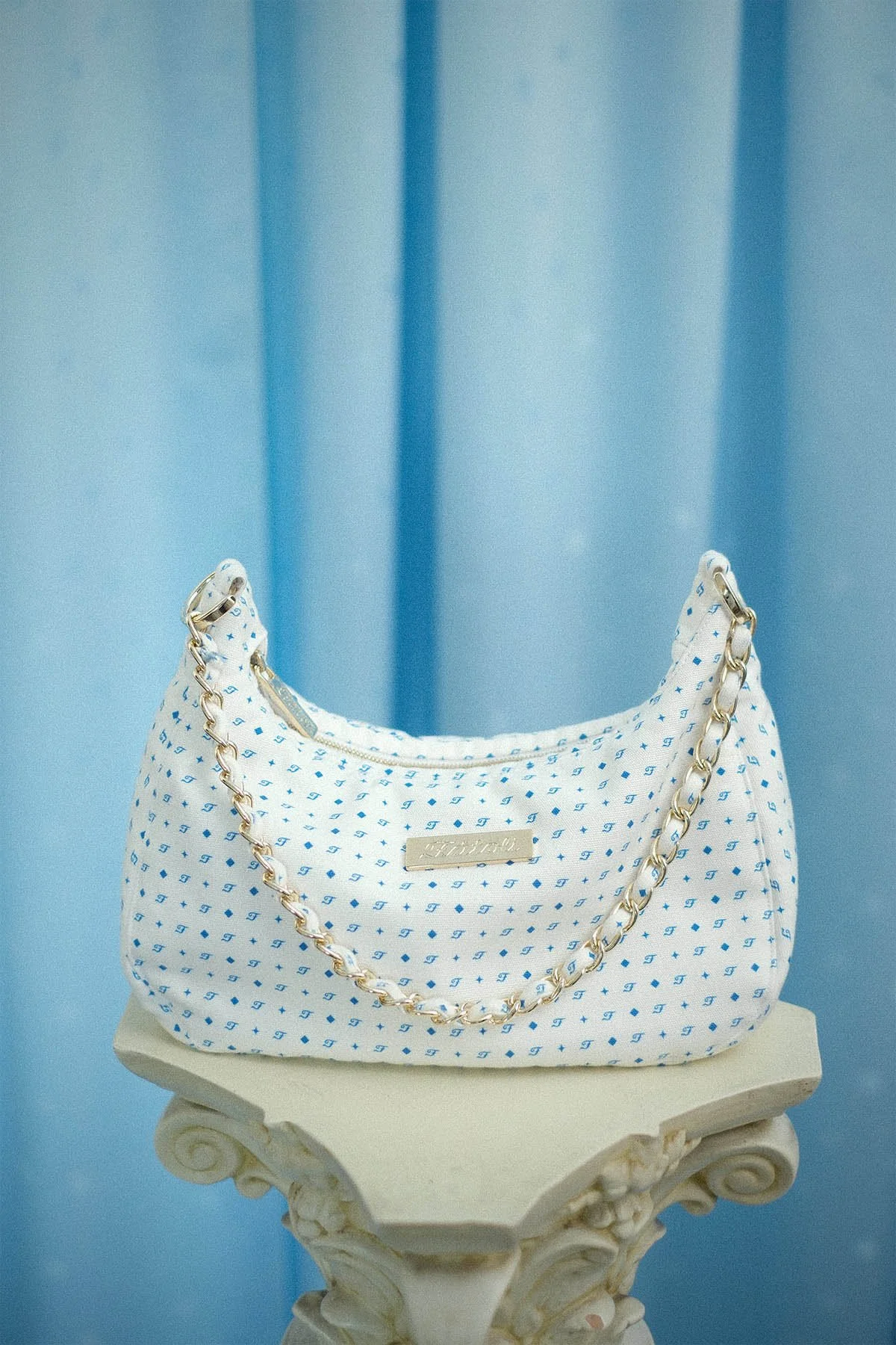 Sienna Bag in Fátoli Polka in a greek column.