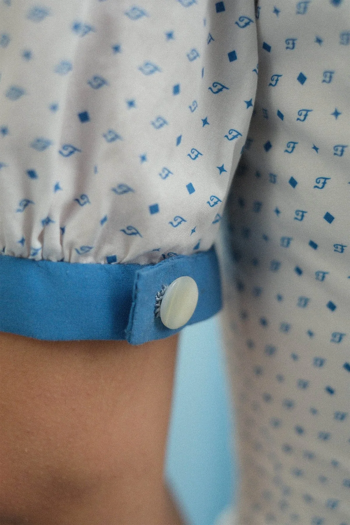 Blue_fátoli_polka_pacha_dress_detail.jpg