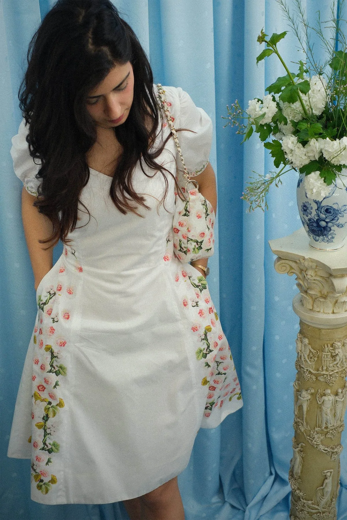 Woman wearing Fátoli's pacha dress in floral icy white.