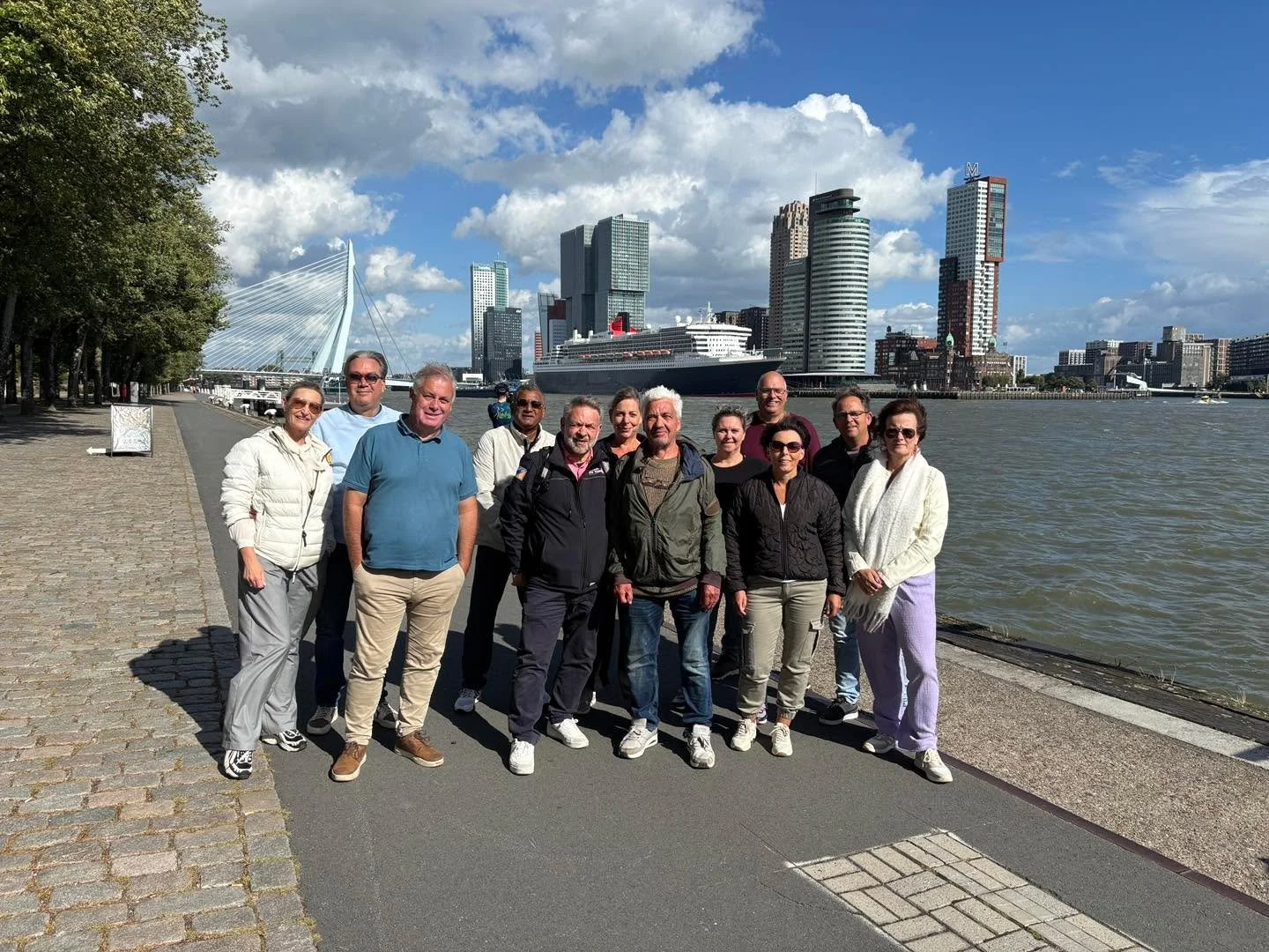 Stadstour Rotterdam.

Mooi cluppie mensen dit!
Heerlijke dag als stadsgids gehad. 
Dwars door Rotterdam met tijd voor een &lsquo;happie en sappie&rsquo;.

www.marcorganiseert.nl