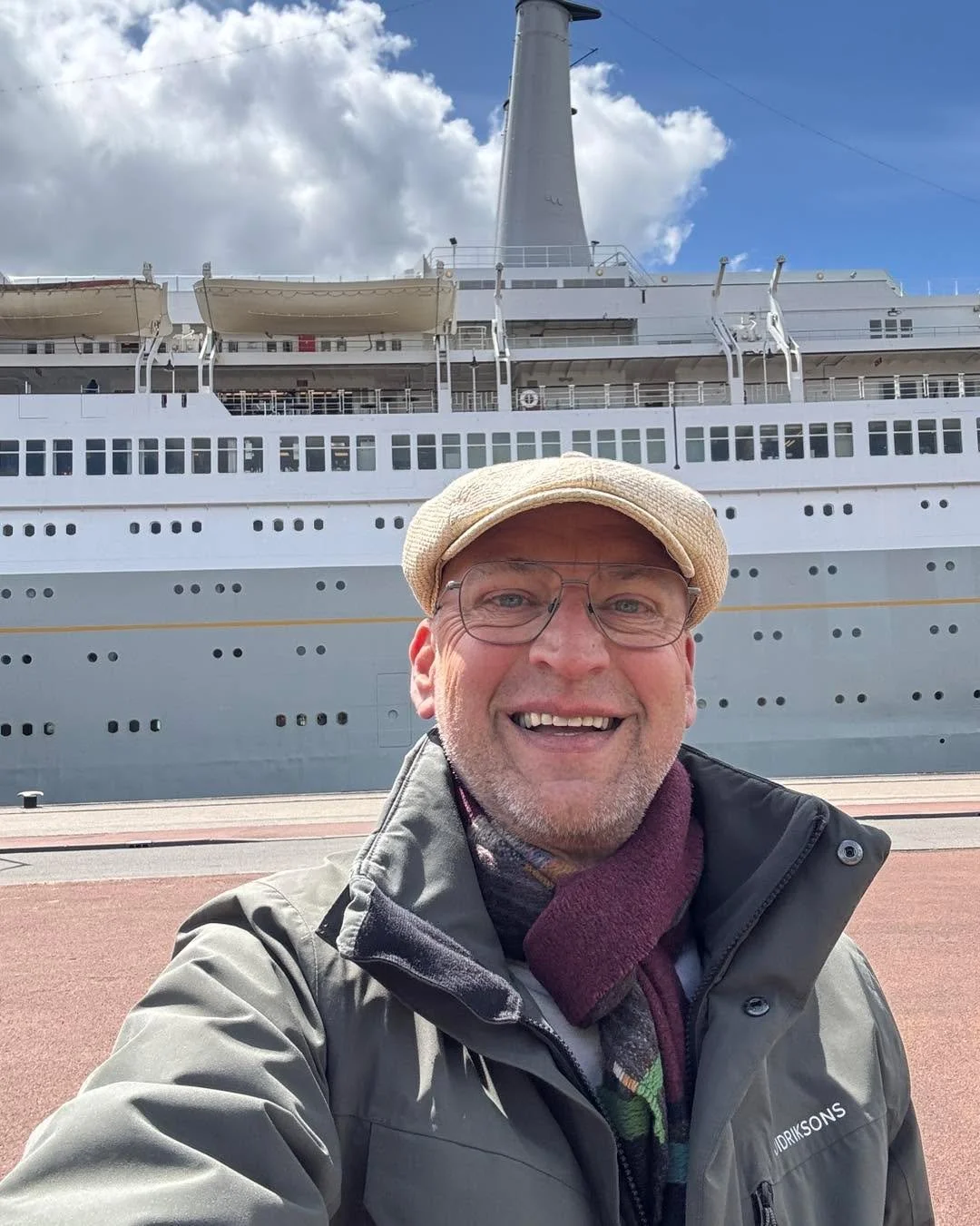 'Samen op sjouw!' ; een originele stadstour dwars door Rotterdam-Katendrecht. 

Stap aan boord van het ss Rotterdam en begin je stadswandeling vol verhalen, kunst en cultuur. Vanaf dit iconische schip wandelen we richting andere stadsparels zoals Fen