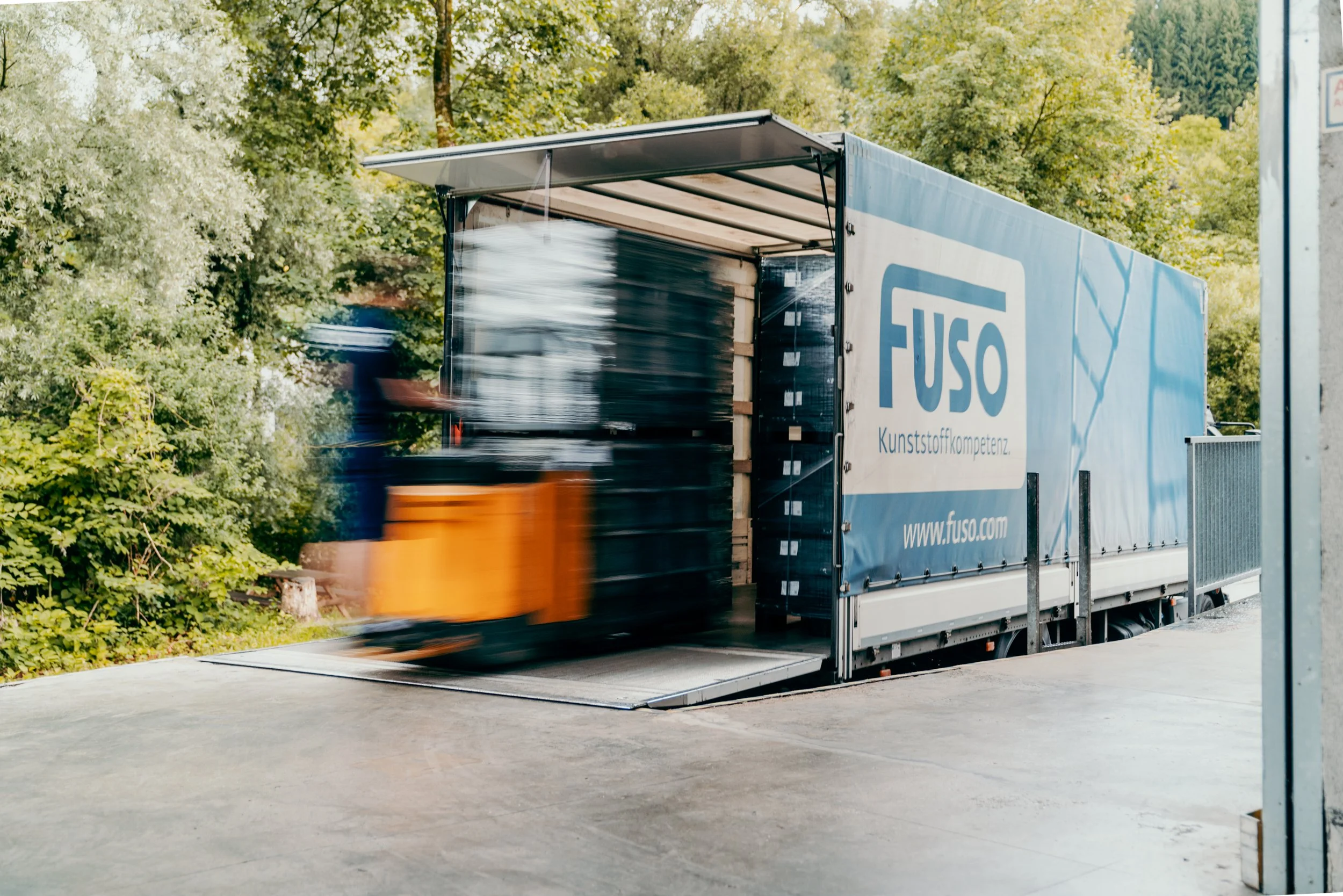 FUSO_Lager-und-LKW_Web2.jpg