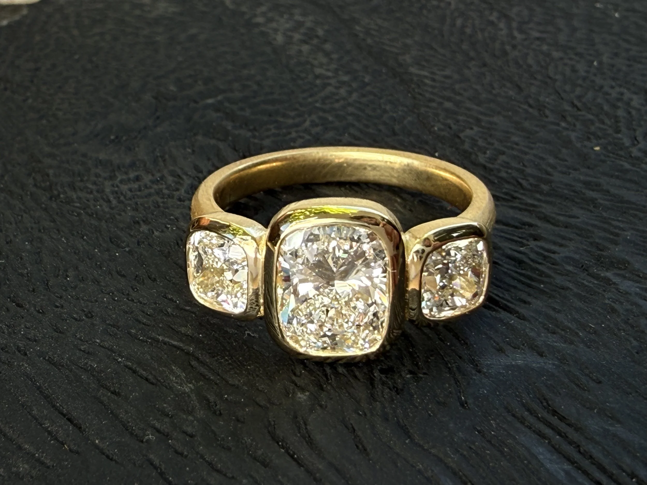 3.2 carat VVS1 diamonds. 18K 