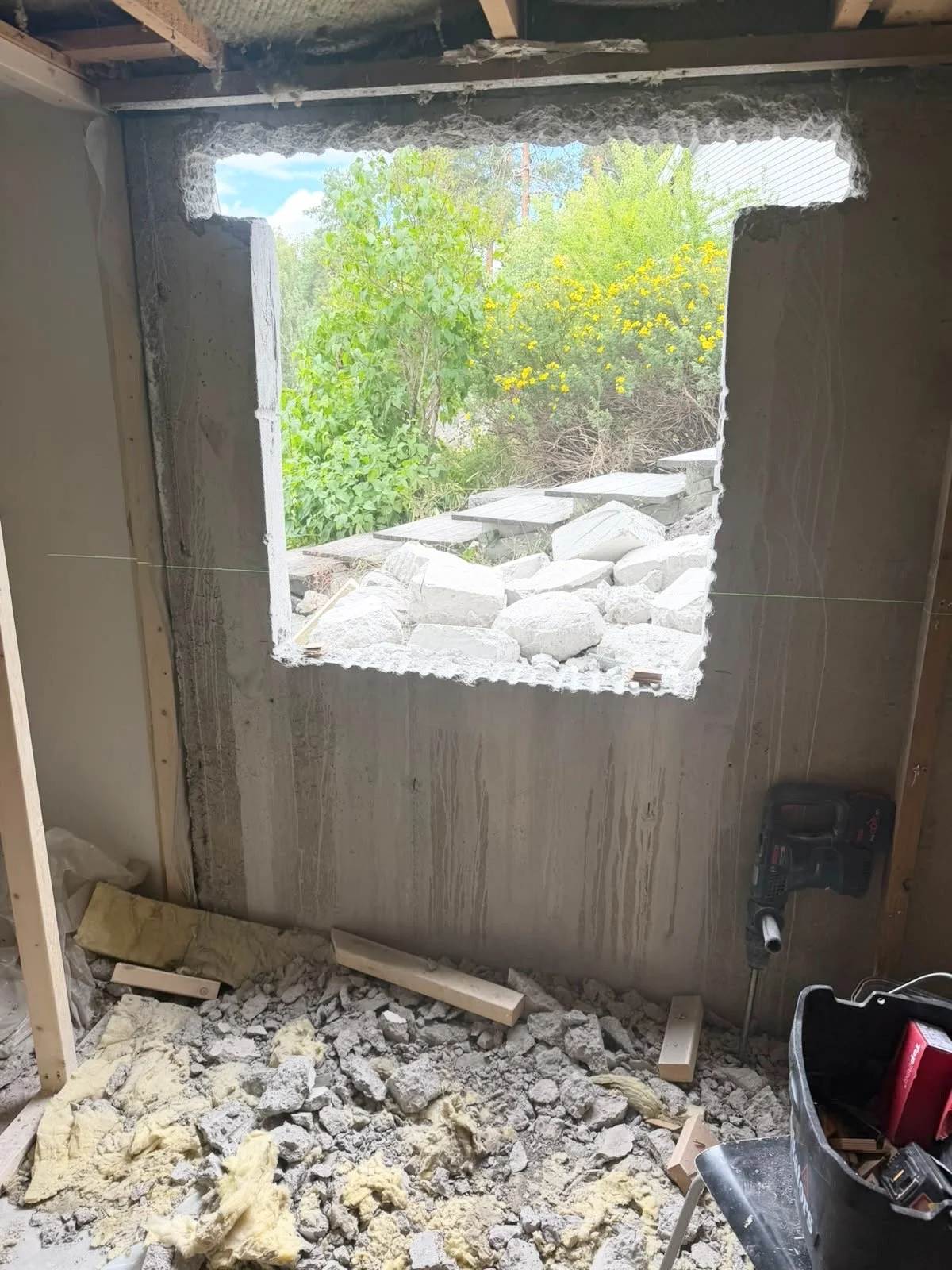 Ny vindusåpning i betongveggen under ombyggingen på Holmlia.