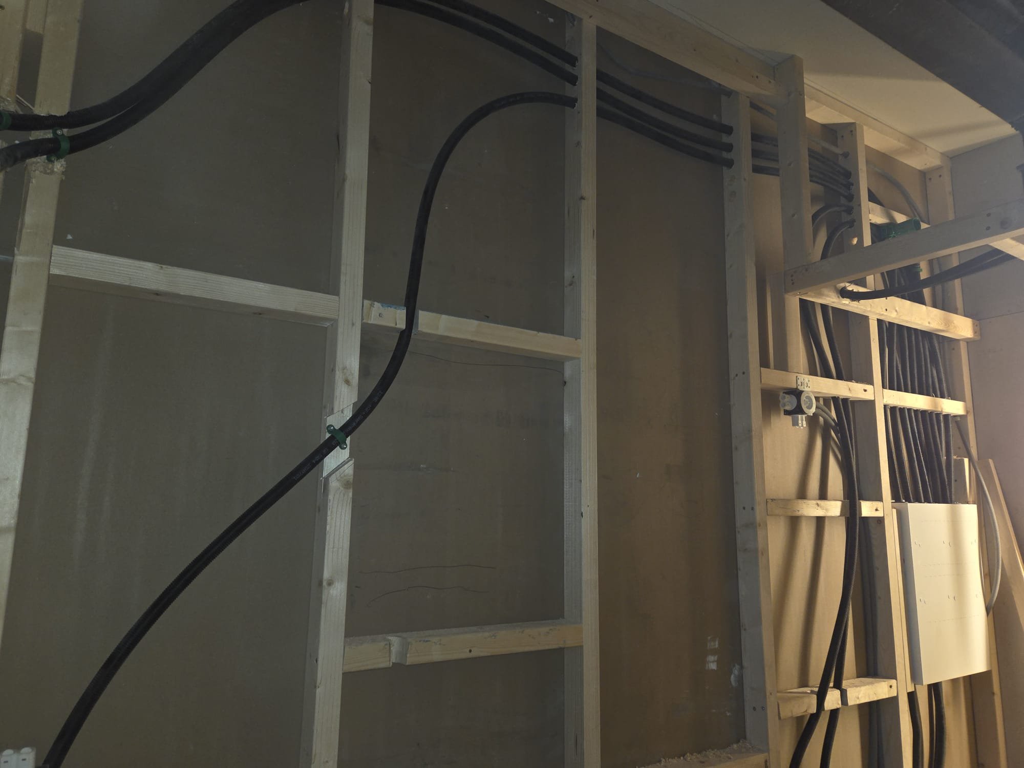 Under arbeid på Majorstua: oppbygging av vegger og føringsveier for installasjoner.
