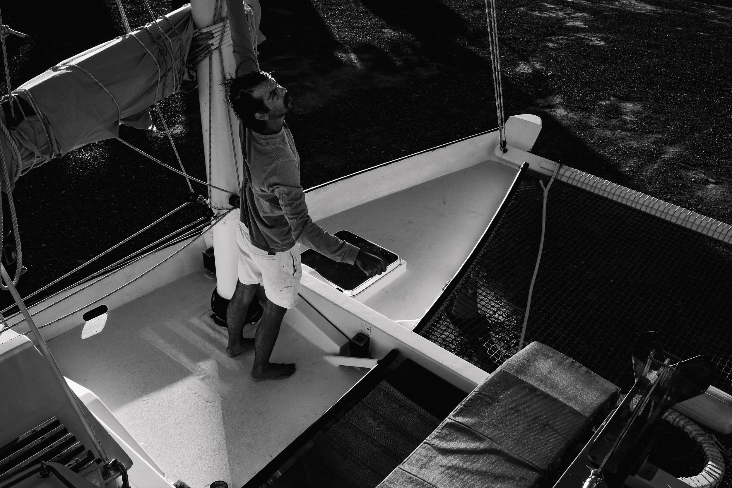 Tying mast ropes down to reduce clanking
