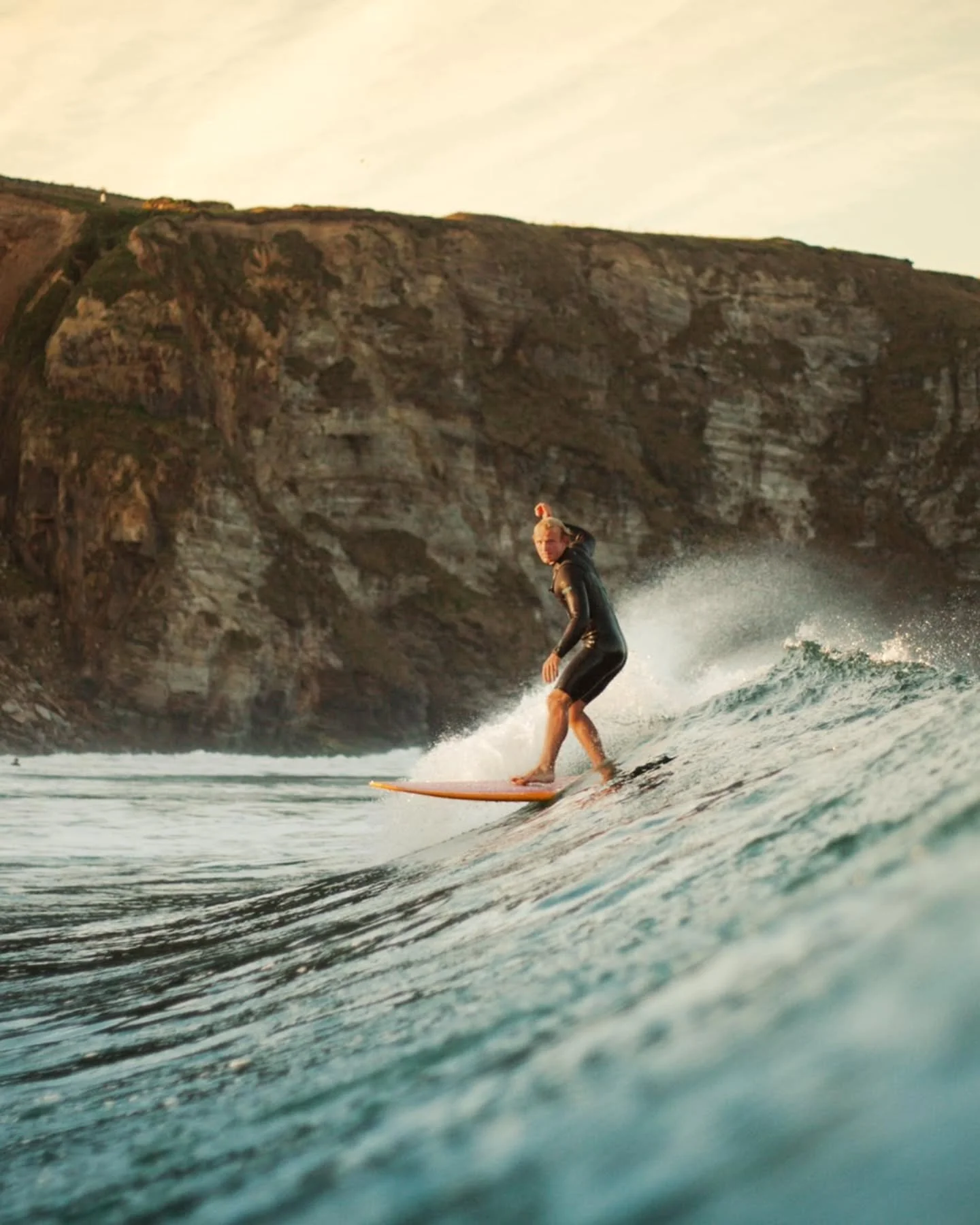 Autumn Morning&rsquo;s 🍂

One of those crisp, golden mornings where everything just lines up&hellip; clean swell, soft light, and that quiet calm before the cold really set in.

I actually have no idea who this is, but something about the way he mov