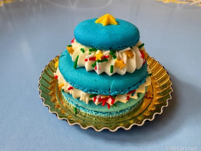 2025-dlr-disneyland-main-street-u.s.a.-jolly-holiday-bakery-cafe-milk-and-cookies-treeshaped-macaron-3-700x525.jpg