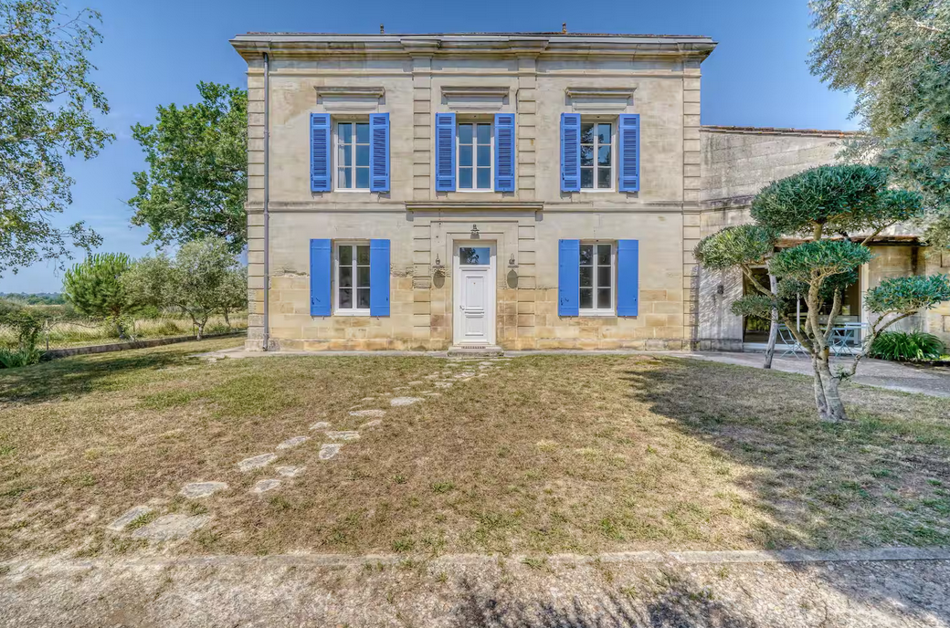 Front of Maison