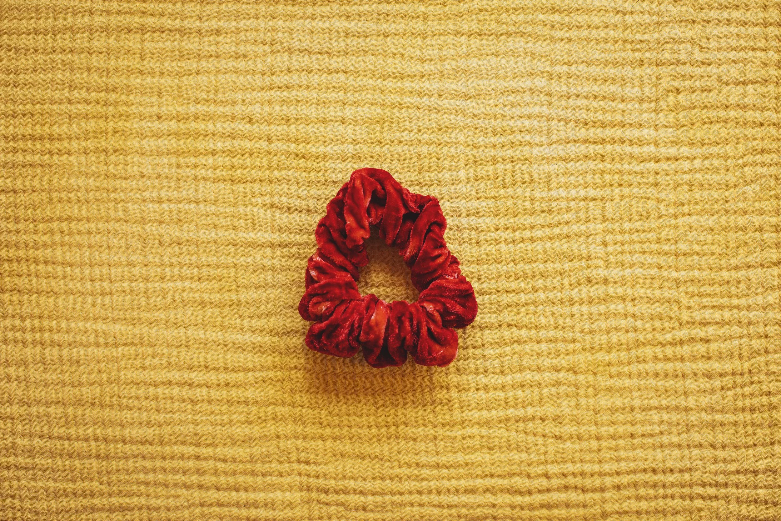 Elinog Velvet Scunchie