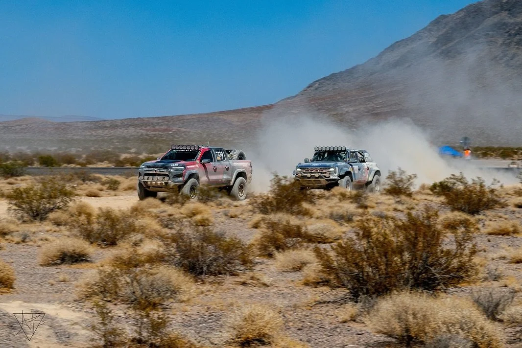 Kill mode engaged! 🏆 Ford vs Chevy at V2R and I was lucky to be in the perfect spot with my camera for it! 

Way to take home the win Vaughn and Bailey! 

@vaughngittinjr @baileycampbell35az @rtrvehicles @ford @fordracing @bestinthedesert @fordbronc