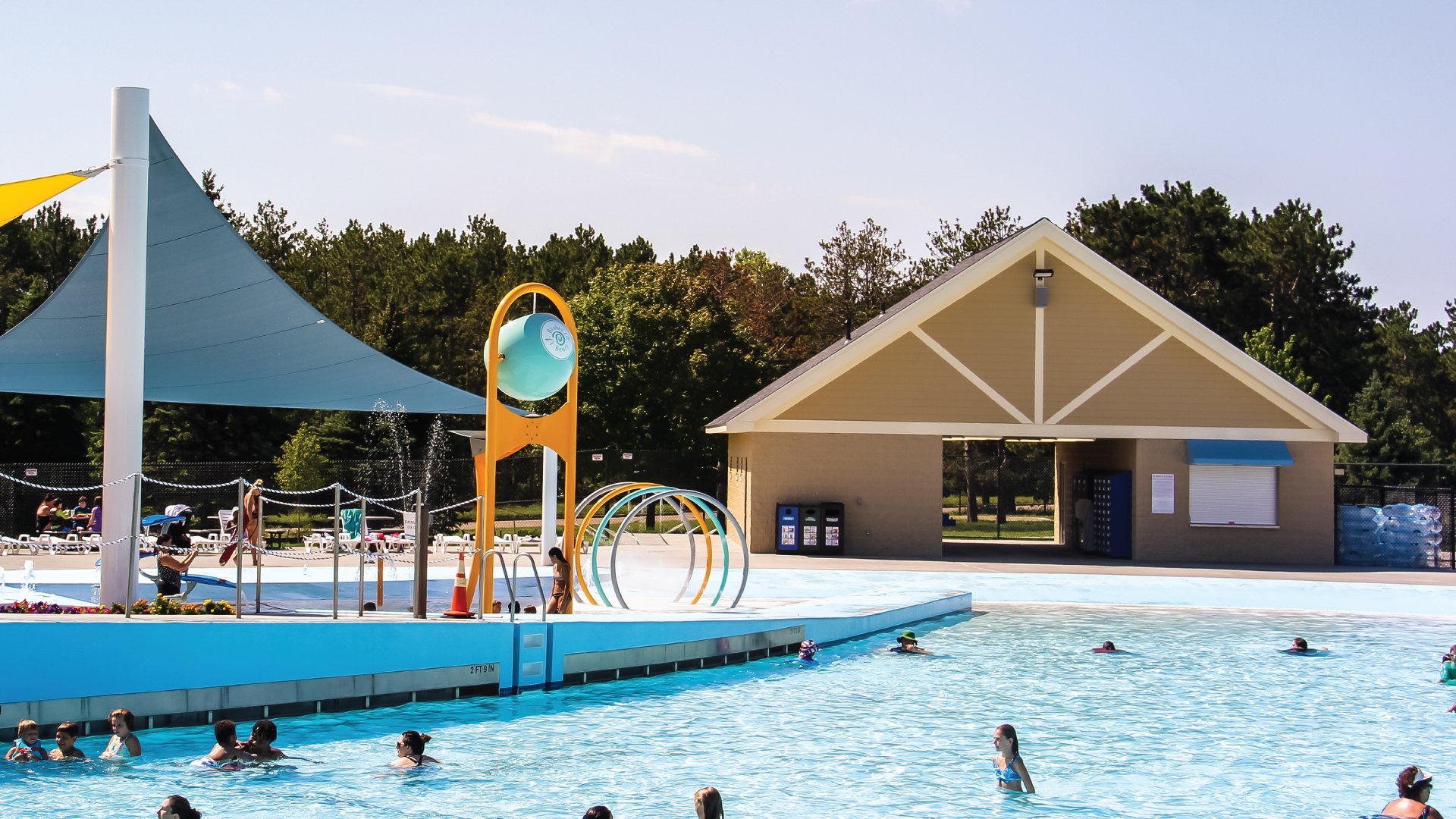 FAMILY RESTROOMS/LOCKERS/LACTATION ROOM/BEACH BOUTIQUE
Located in-between the Lagoon and the Tidal Wave Café, a 1,760 square foot building is home to four family changing restrooms, one lactation room, rentable lockers and the Beach Boutique where y
