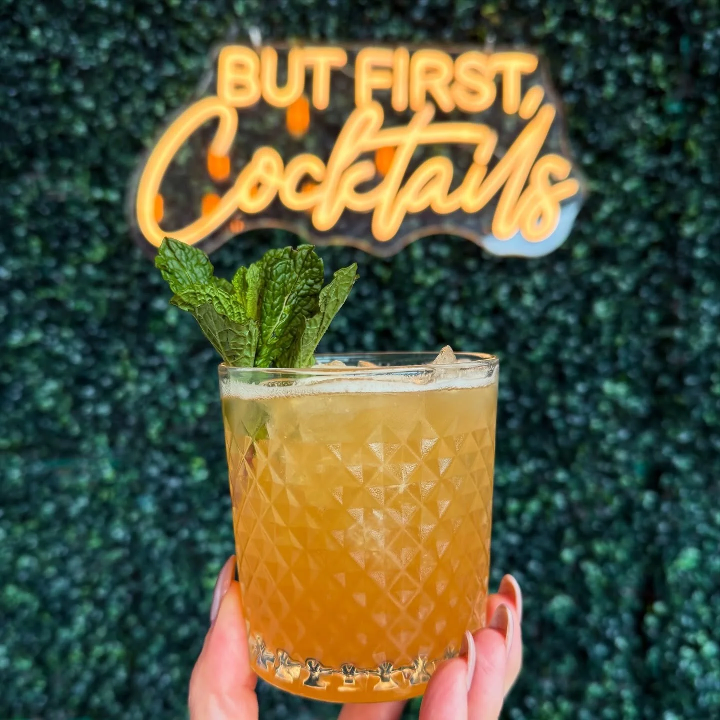 What&rsquo;s your favorite Stateside craft cocktail? 🍸 
&bull;
&bull;
&bull;
&bull;
#CraftCocktail #Cocktails #SpeciallyCocktails #HappyHour #StatesideTapAndTavern #GreatFood #LiveMusic #Nightlife #NewJerseyBar #NewJerseyJerseyRestaurant #Brunch #Go