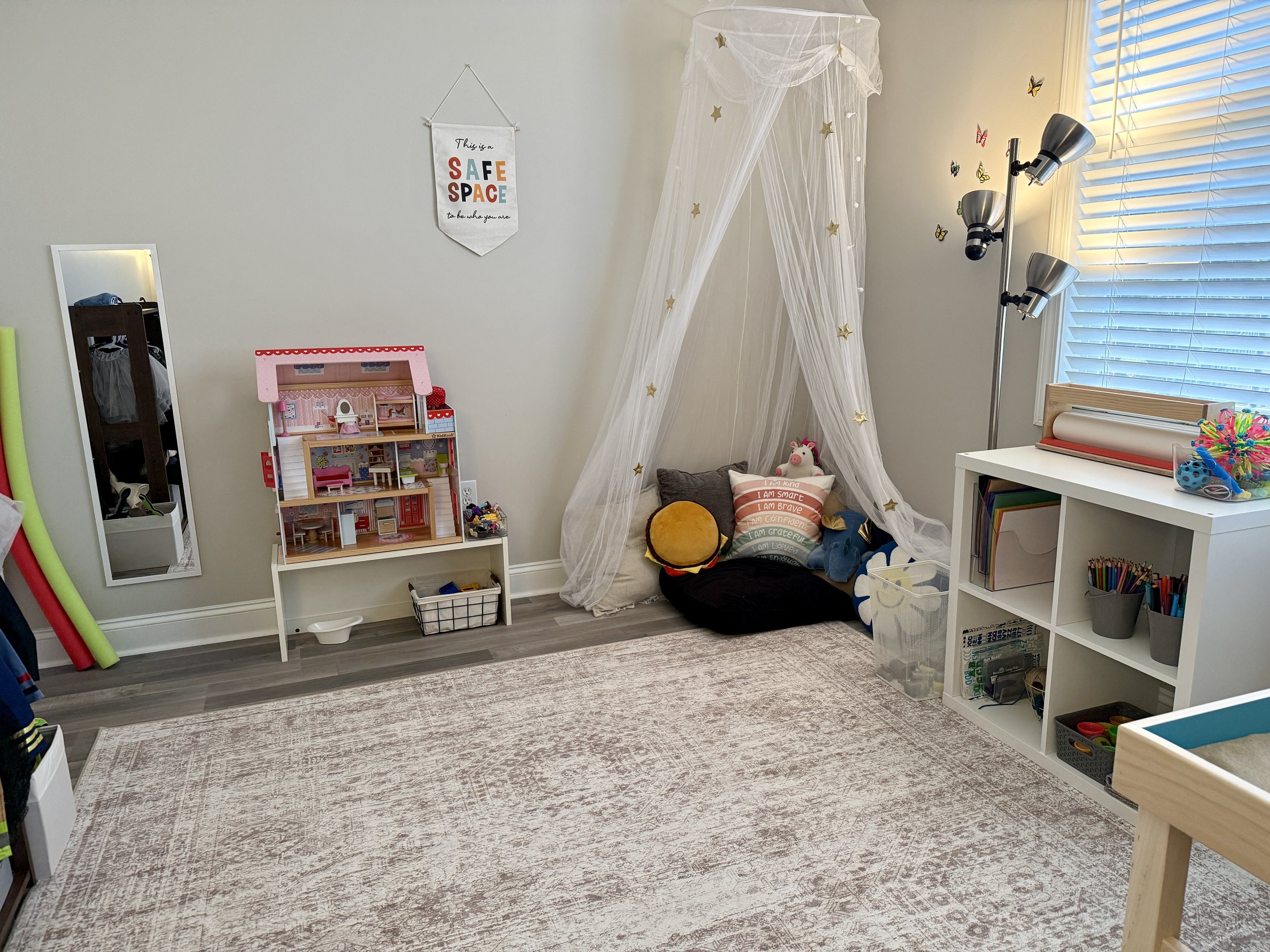 Playroom – Cozy Corner:
A soft, quiet space for rest and regulation.