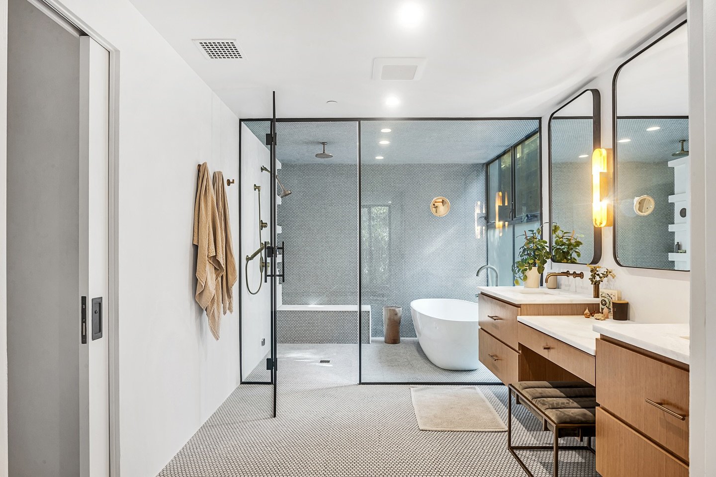 Capturing the essence of LA, one home at a time! 🏡✨ Bringing out the unique charm in every space to help properties stand out. 📸 From cozy corners to stunning views, let&rsquo;s show off the best of your home together! 🌴 photos by Magma Blue Studi