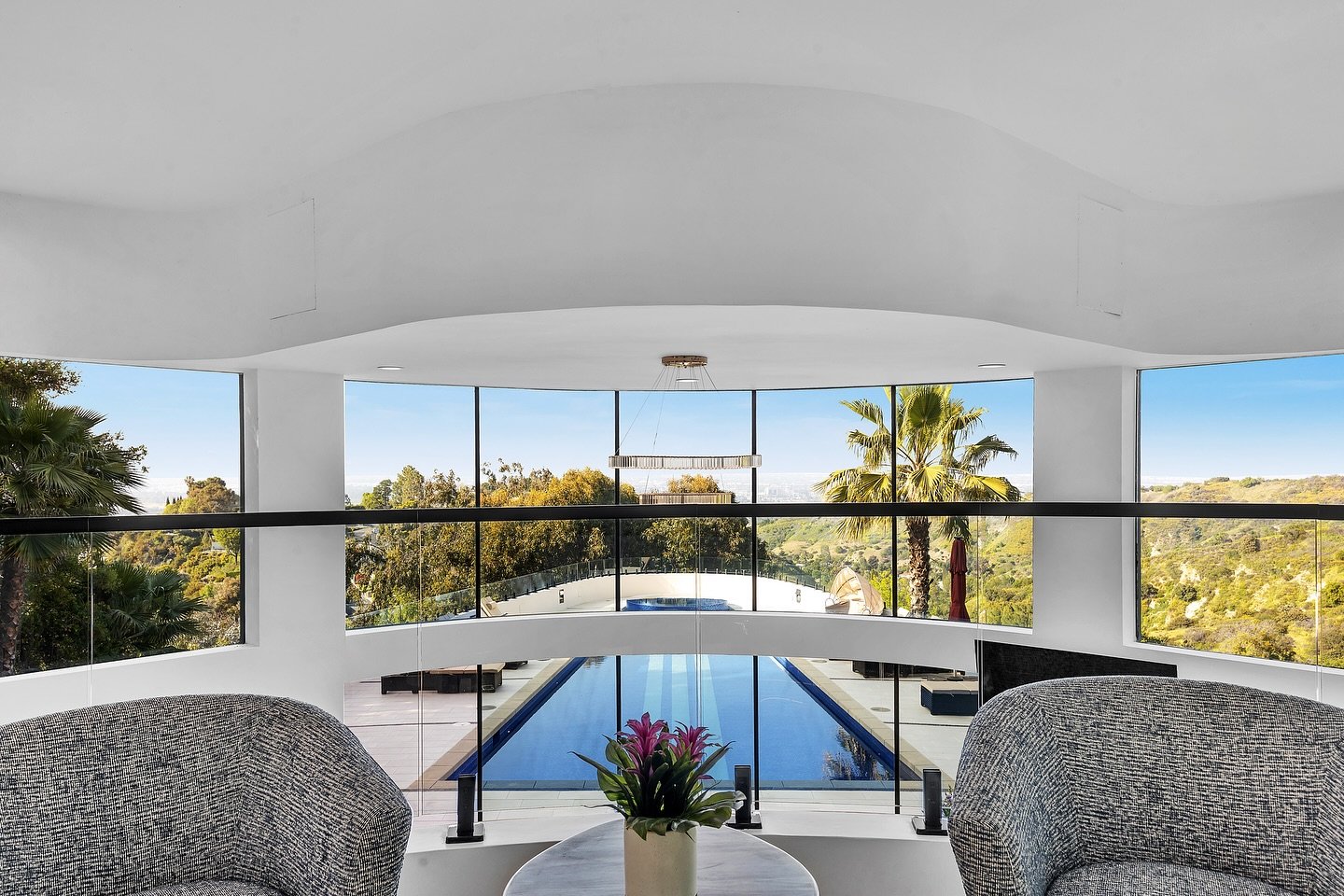 Bel Air Yacht 📸✨ By Magma Blue Studios 🛥️ Book your shoot online or give us a call at (562) 742-6232 #belair #realestatelosangeles #losangelesphotographer
