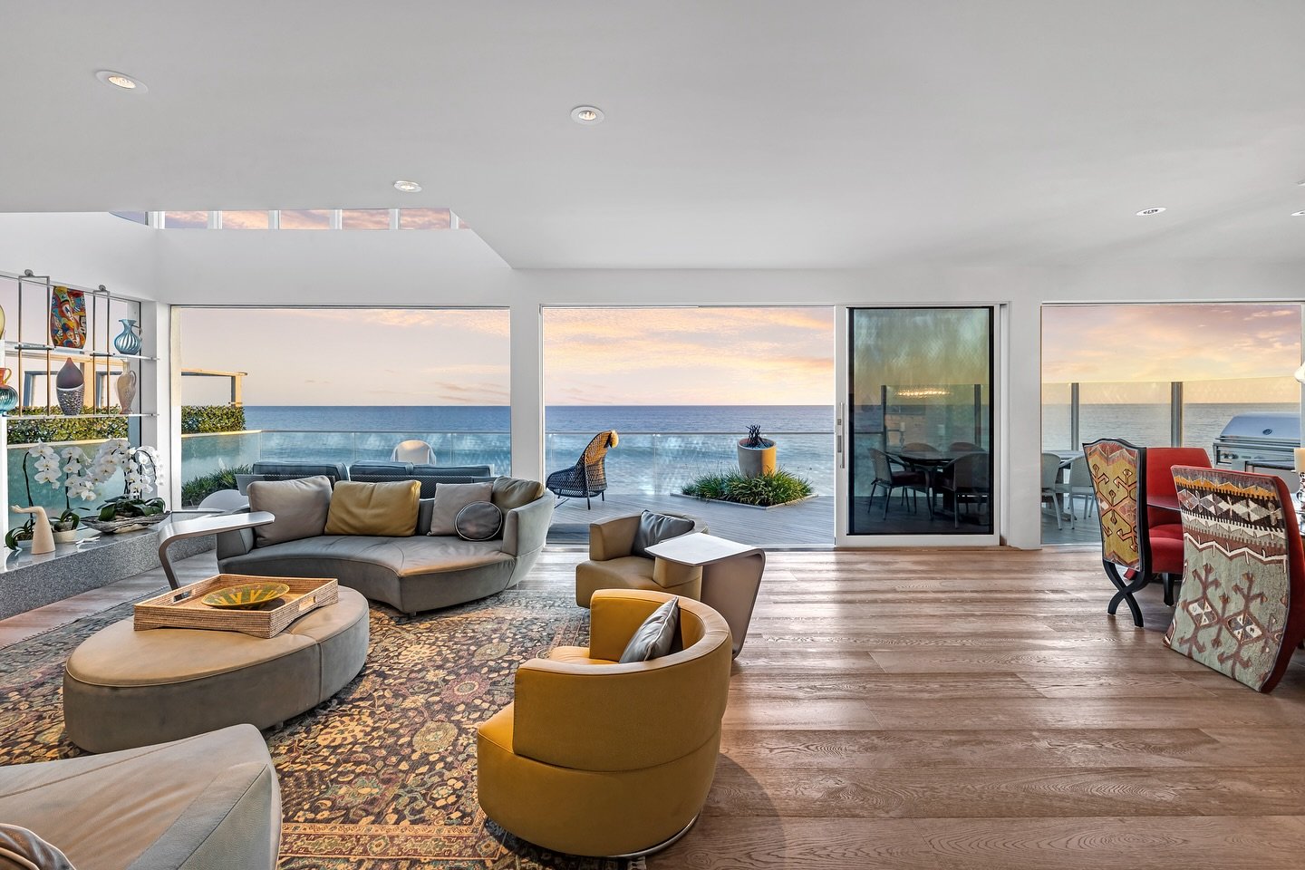 Sunset in Malibu 🌅 Photos by Magma Blue Studios 📸✨ Book your shoot online or give us a call at (562)742-6232 #magmabluestudios #realestatelosangeles #malibusunset
