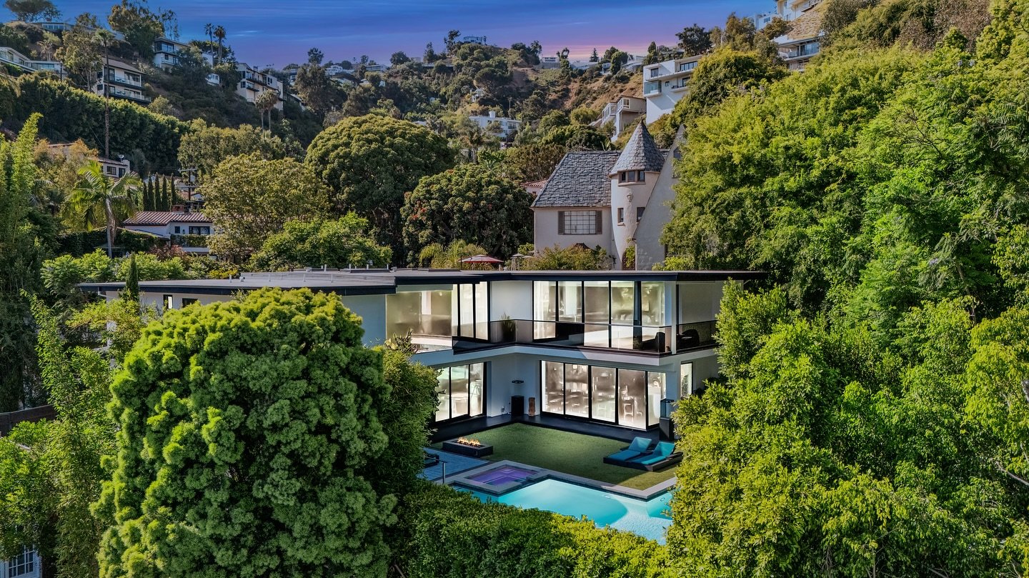 Secret Hollywood hills beauty shot by Magma Blue Studios ! Book your shoot online or give us a call (562) 742-6232 #magmabluestudios #realestatelosangeles #hollywoodmansion #dji