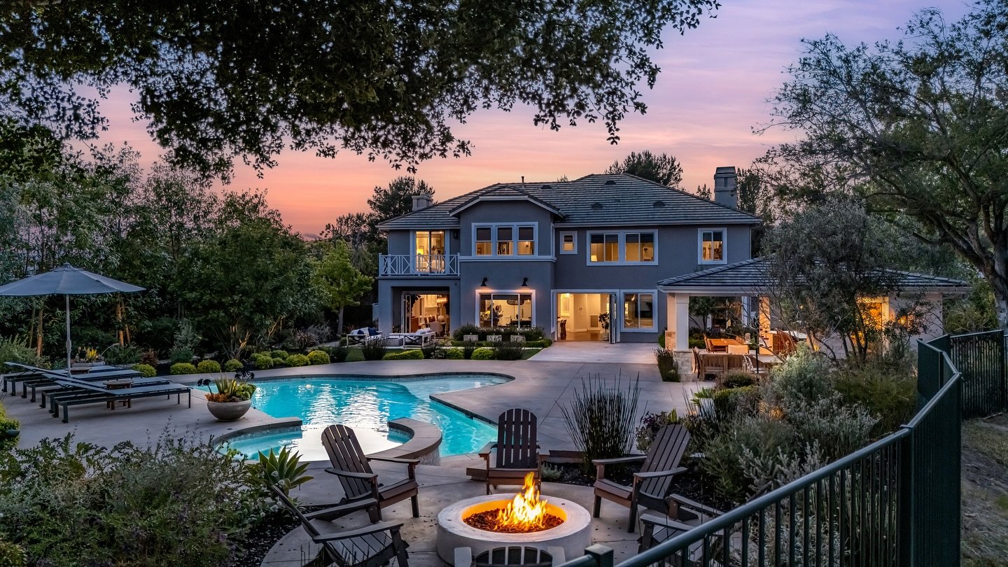 Twilight magic in LA ✨🌆 When the sun dips and city lights begin to glow, every property tells a new story. Capturing that perfect moment when day meets night to showcase homes in their best light. Let&rsquo;s make your listing unforgettable! Book yo