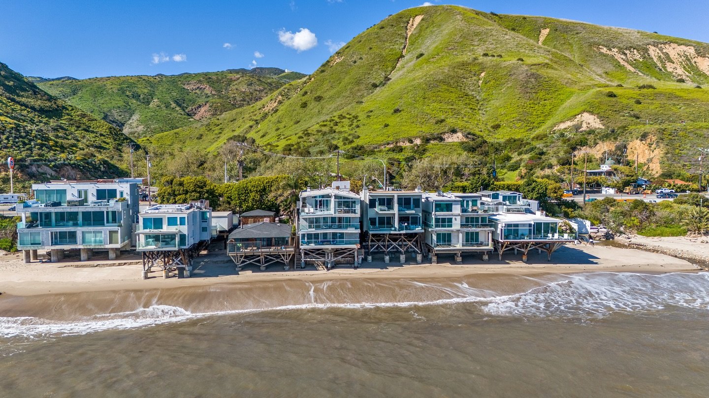 Happy Holiday from Magma Blue Studios 📸✨ Another beautiful property in Malibu 🙌 Book your shoot online or give us a call (562) 742-6232 #magmabluestudios #realestatephotographylosangeles