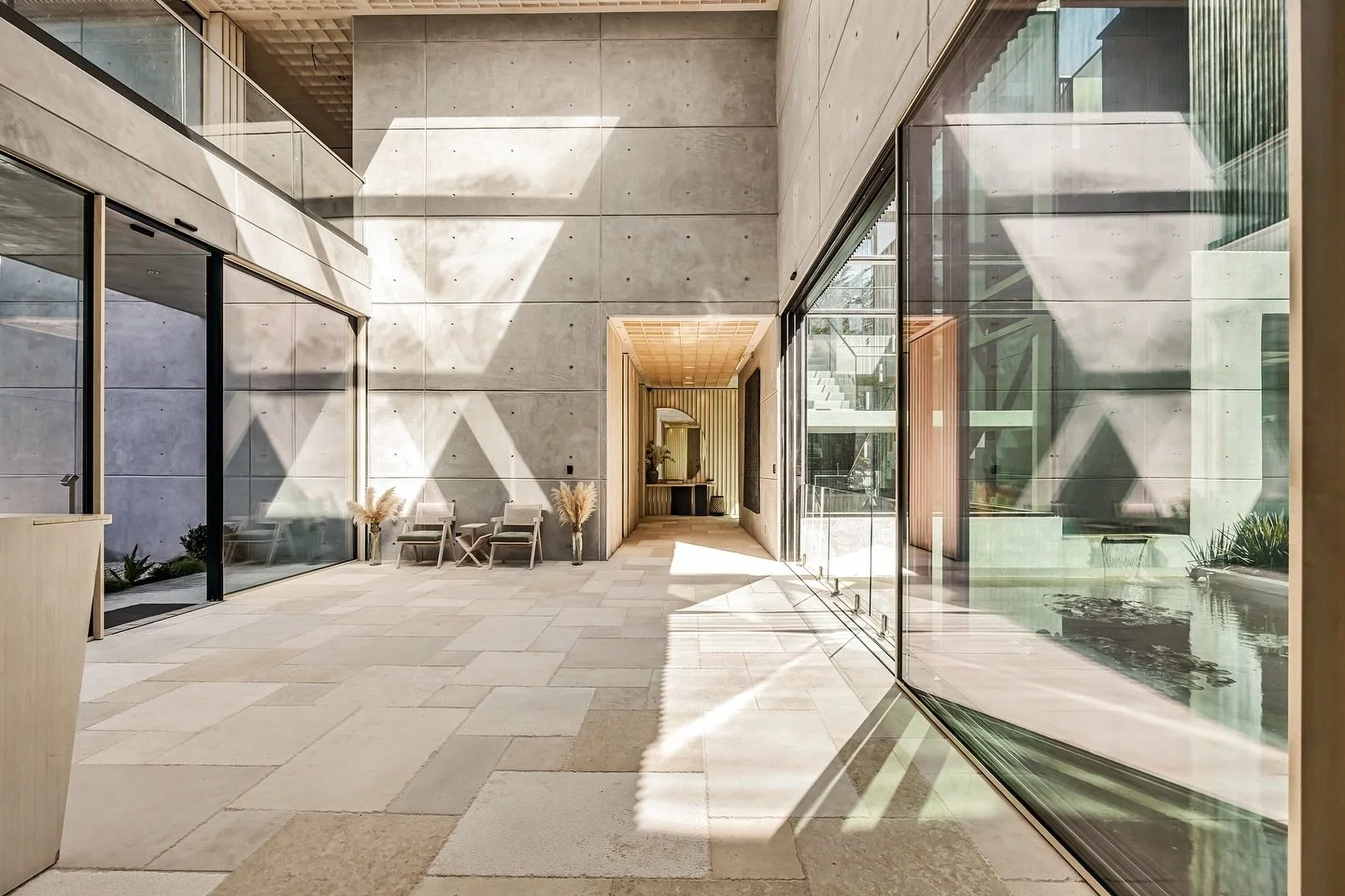 Interior &amp; details 🌞📸

We make your real estate photography stress-free and spectacular:

Unwavering quality: Owner/photographer Marcel is your dedicated eye, ensuring consistent excellence on every project.

Lightning-fast delivery: Get your s