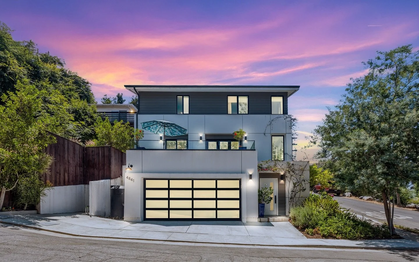 Eagle Rock Beauty! Was a pleasure to work on that shoot with  @joanshomesmiami ! Thank you 🌞 Joan, Viviana &amp; Jeff! 

We make your real estate photography stress-free and spectacular:

Unwavering quality: Owner/photographer Marcel is your dedicat