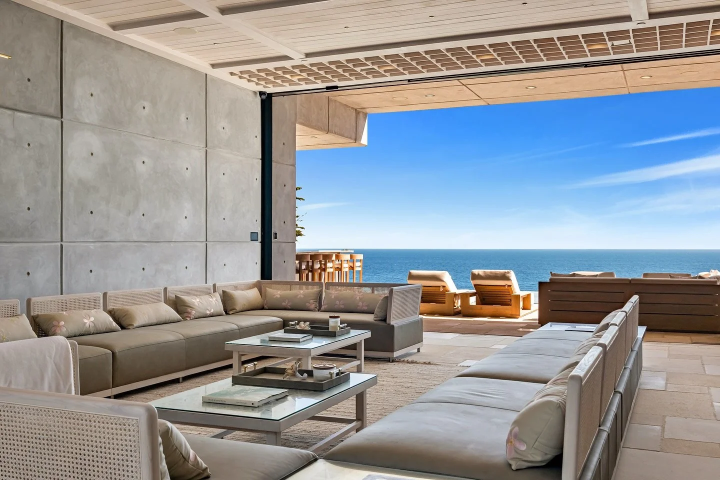 Captivating from every angle. 📸 At Magma Blue Studios, we had the honor of capturing this architectural masterpiece in Malibu. A sprawling 20,000 sq ft oceanfront property that defines brutalist beauty, complete with a serene koi fish pond and a sta
