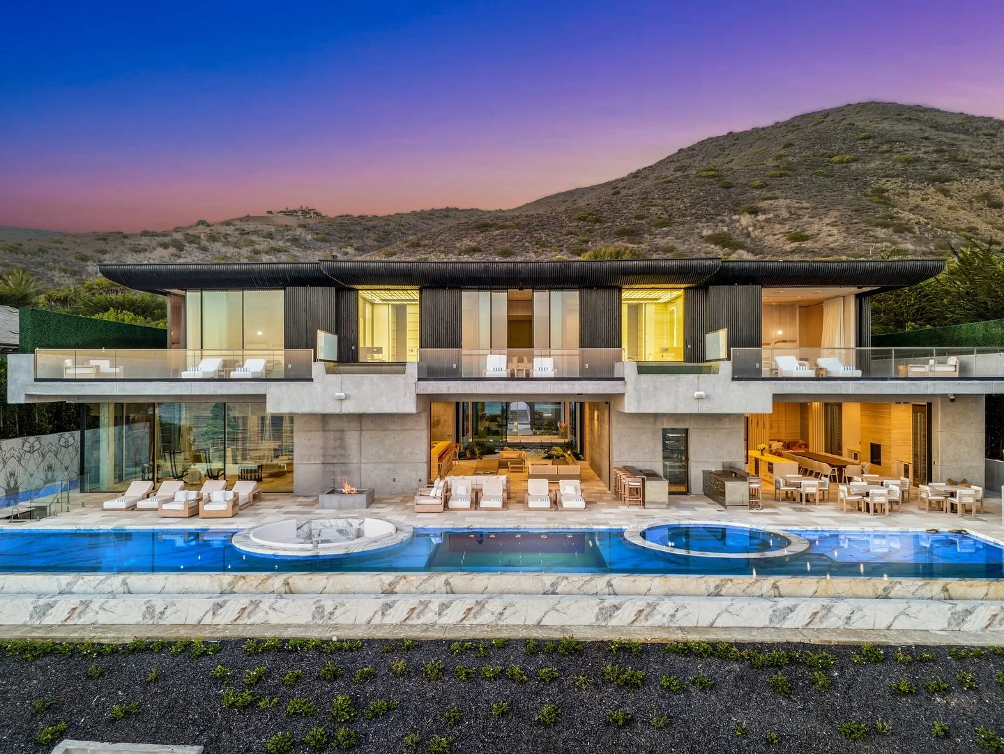 Captivating from every angle. 📸 At Magma Blue Studios, we had the honor of capturing this architectural masterpiece in Malibu. A sprawling 20,000 sq ft oceanfront property that defines brutalist beauty, complete with a serene koi fish pond and a sta