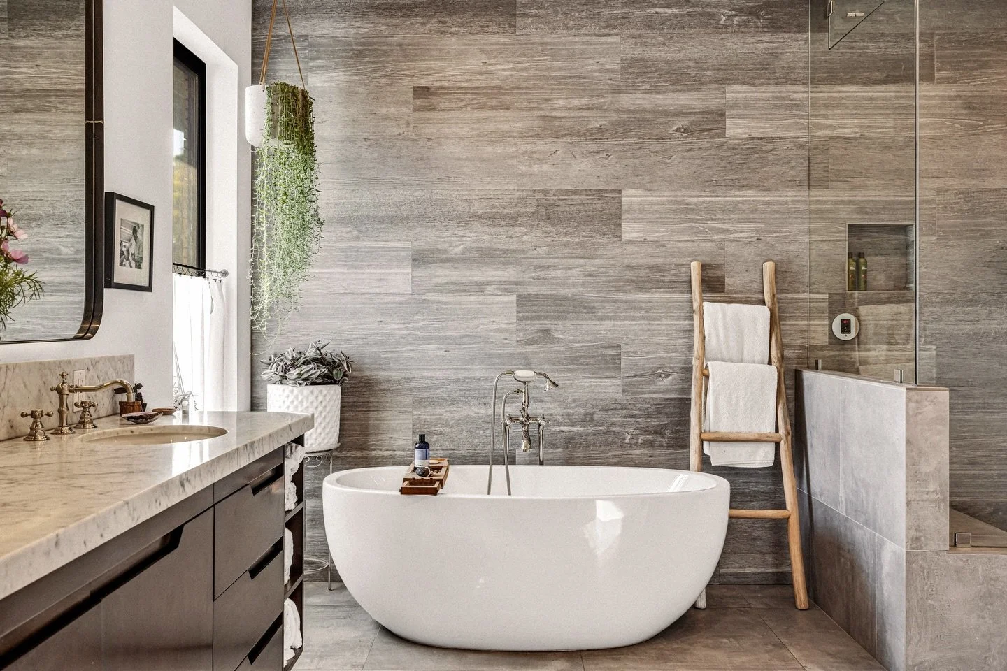 Elevate your standard of luxury. ✨
A hero shot like this is more than just a photo; it&rsquo;s about capturing the quiet elegance of a master suite. 🧖&zwj;♂️ Marcel and the team at Magma Blue Studios focus on the details that buyers fall in love wit