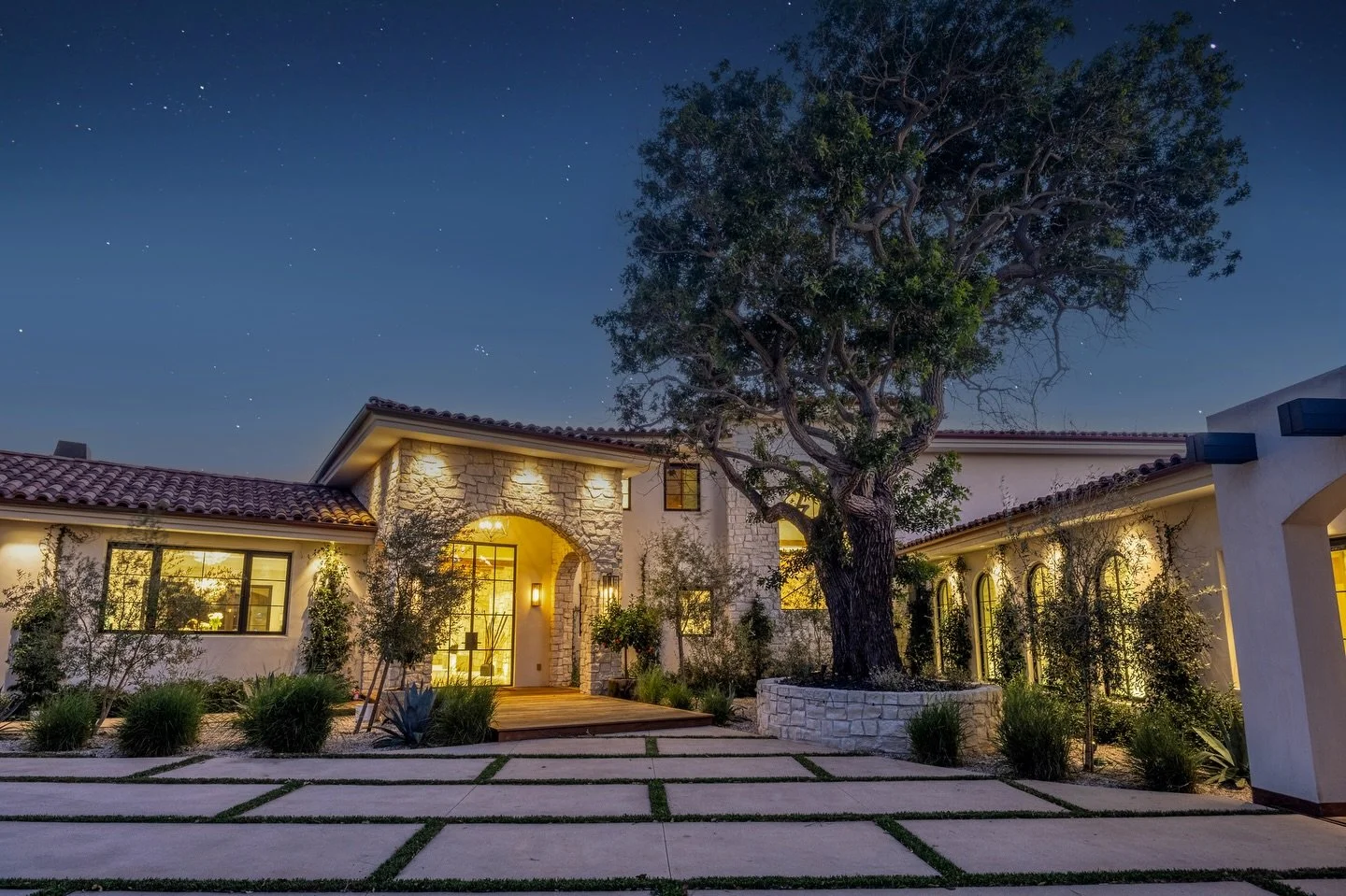 Malibu Magic Captured. 🌊✨

&nbsp;&nbsp;&nbsp;&nbsp;&bull;&nbsp;&nbsp;&nbsp;&nbsp;A Personal Touch: You&rsquo;ll work directly with our owner/photographer, Marcel, who treats every Malibu property like a work of art.
&nbsp;&nbsp;&nbsp;&nbsp;&bull;&nb