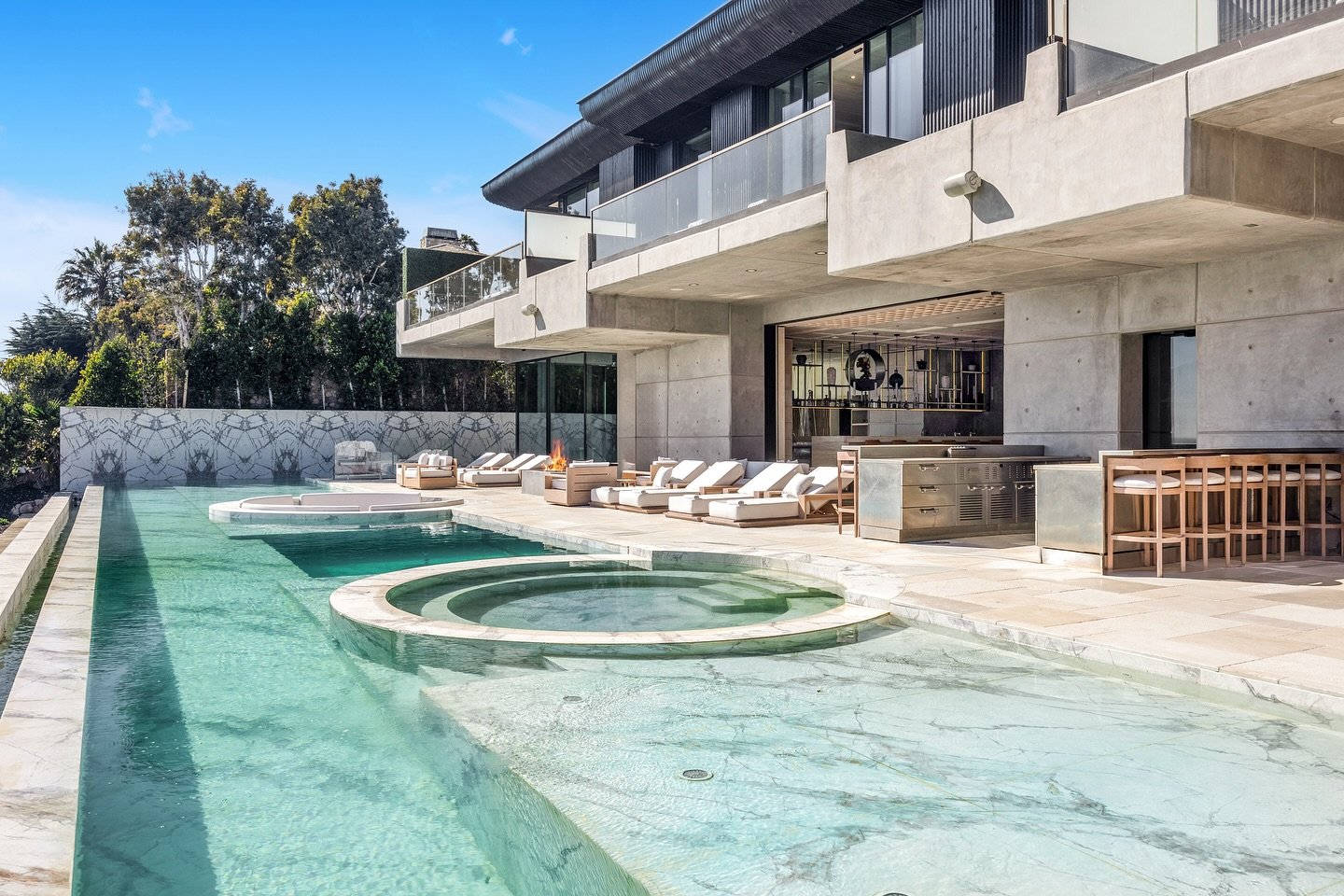 Exterior &amp; Aerial 📸🌞

We make your real estate photography stress-free and spectacular:

Unwavering quality: Owner/photographer Marcel is your dedicated eye, ensuring consistent excellence on every project.

Lightning-fast delivery: Get your st