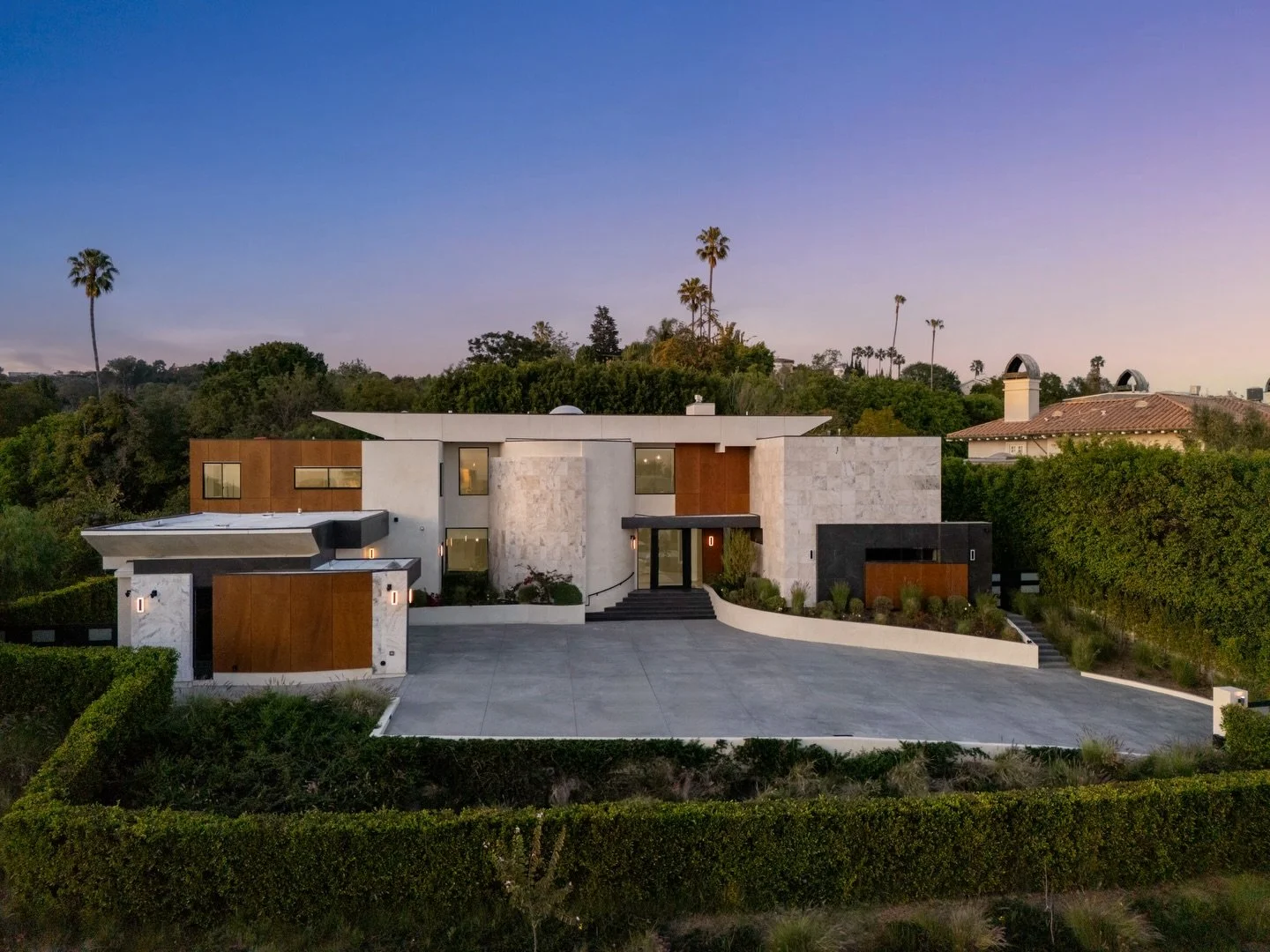 🏡 Capturing the full scope of this beautiful Beverly Hills property.
At Magma Blue Studios, we keep things personal. Every aerial, exterior, and interior is photographed by our founder, Marcel Corto, ensuring one unified, artistic vision for your li