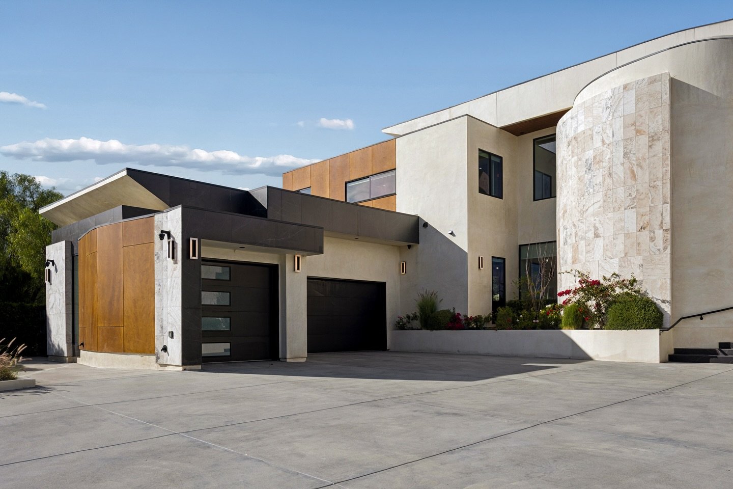🏡 Capturing the full scope of this beautiful Beverly Hills property.
At Magma Blue Studios, we keep things personal. Every aerial, exterior, and interior is photographed by our founder, Marcel Corto, ensuring one unified, artistic vision for your li