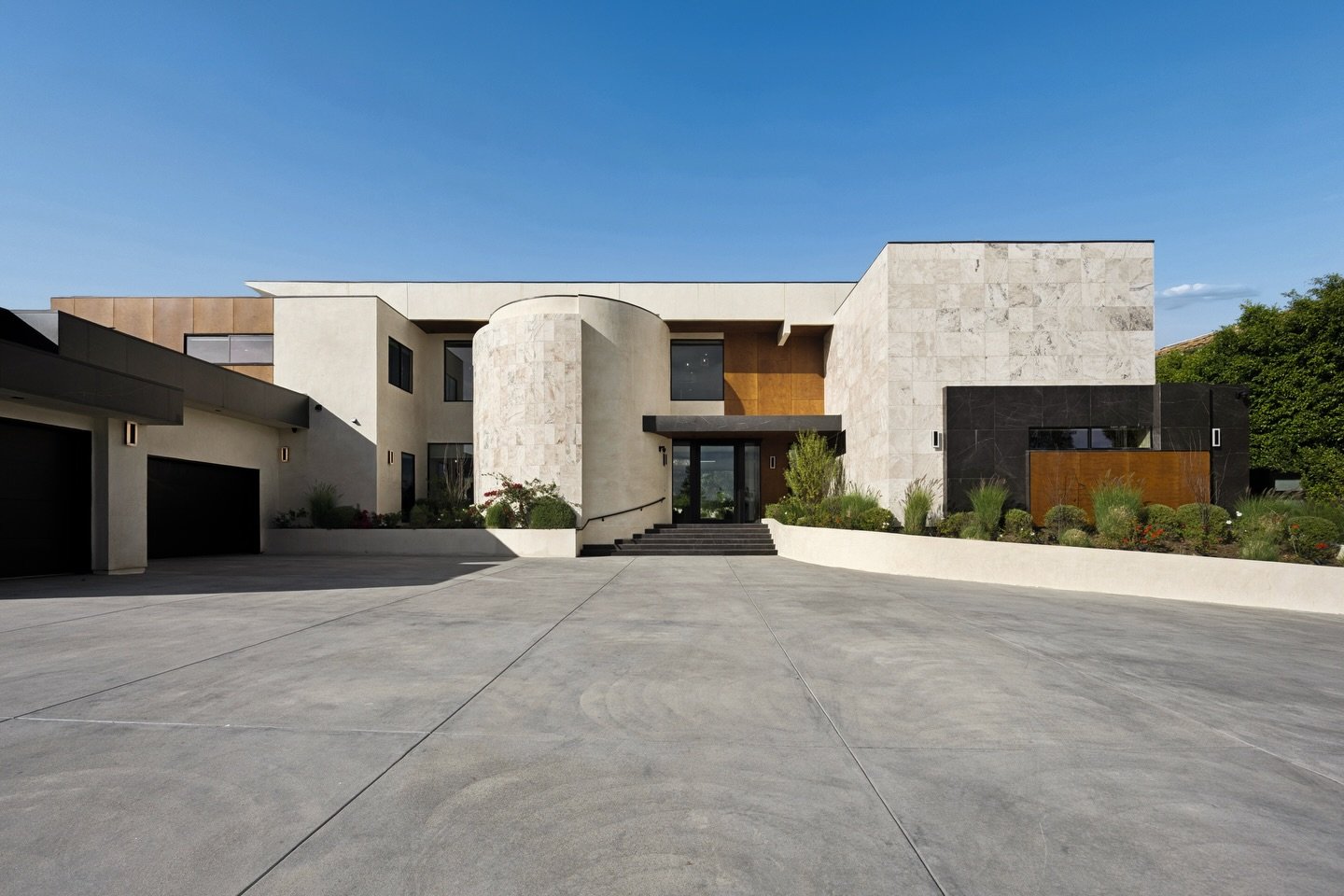 🏡 Capturing the full scope of this beautiful Beverly Hills property.
At Magma Blue Studios, we keep things personal. Every aerial, exterior, and interior is photographed by our founder, Marcel Corto, ensuring one unified, artistic vision for your li