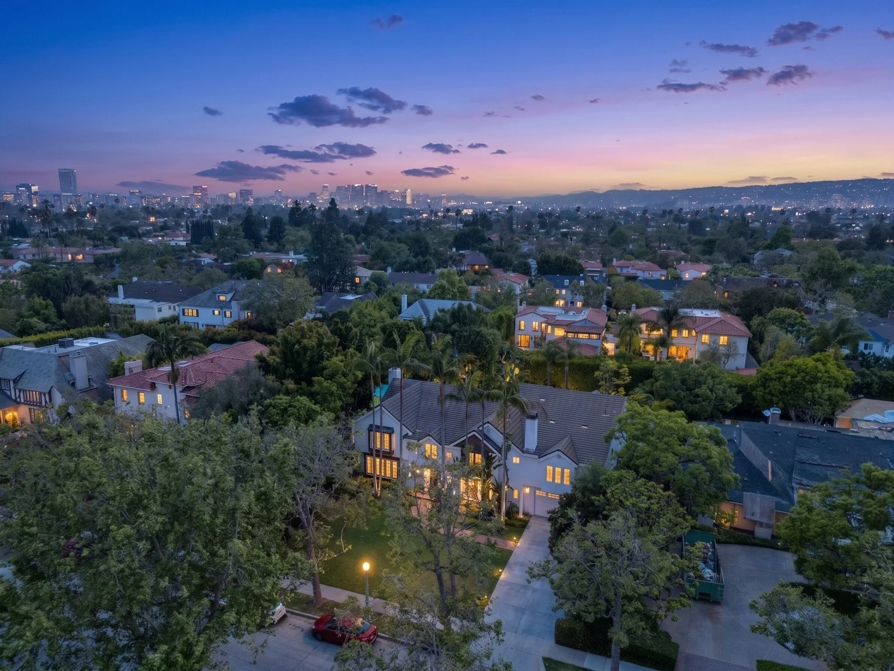 Taking you inside this Hancock Park beauty today! 📸 Showcasing a home&rsquo;s true character is what we do best. 

Outstanding properties deserve magazine-quality media, and my goal is to make getting that media completely effortless for you.
When y