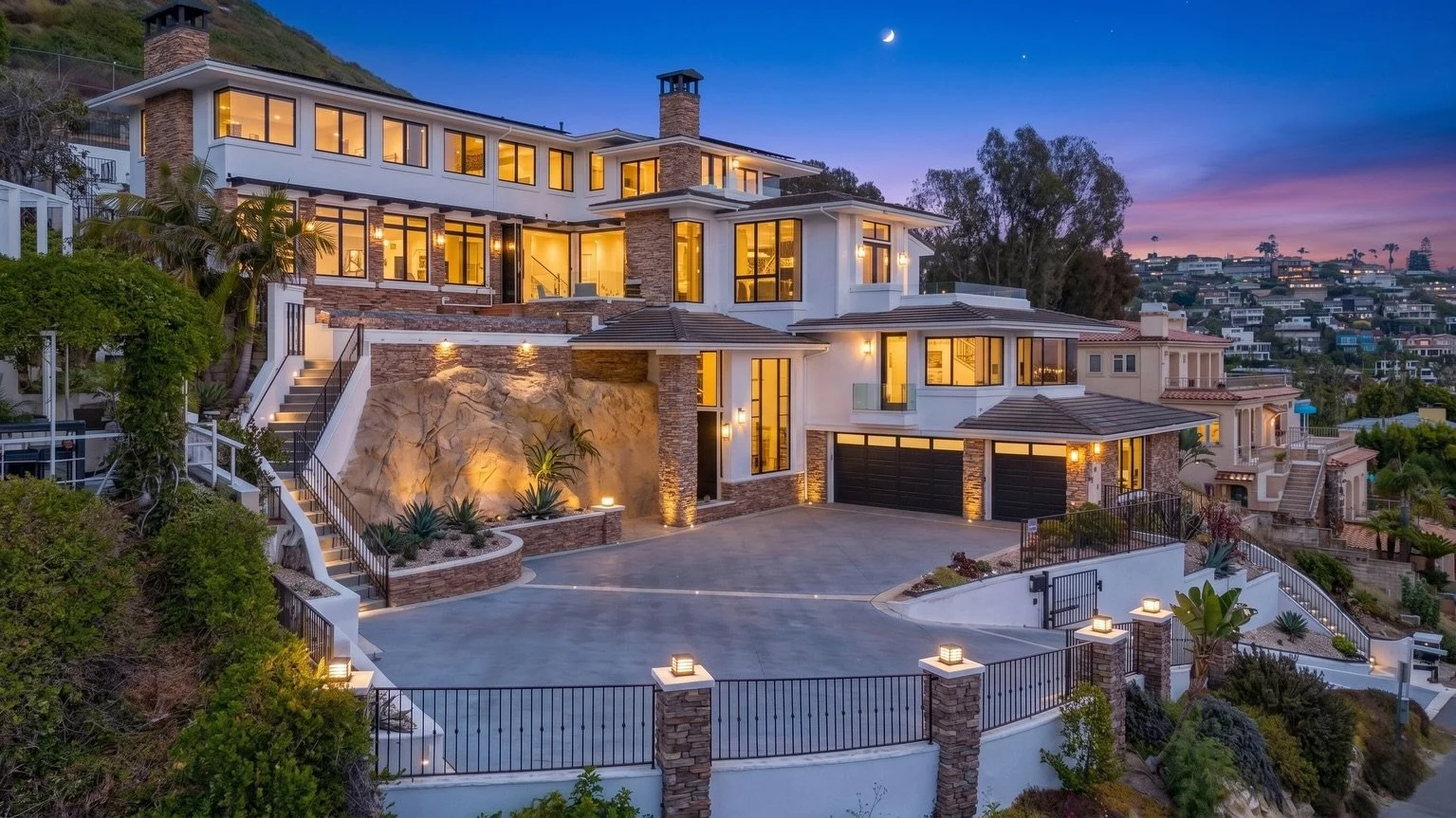 Laguna Luxury, From Sun to Sunset. ☀️🌃 by Magma Blue Studios 

Here is what you can expect when you partner with us:
&nbsp;&nbsp;&nbsp;&nbsp;&bull;&nbsp;&nbsp;&nbsp;&nbsp;A Personal Touch: You&rsquo;ll work directly with our owner and sole photograp